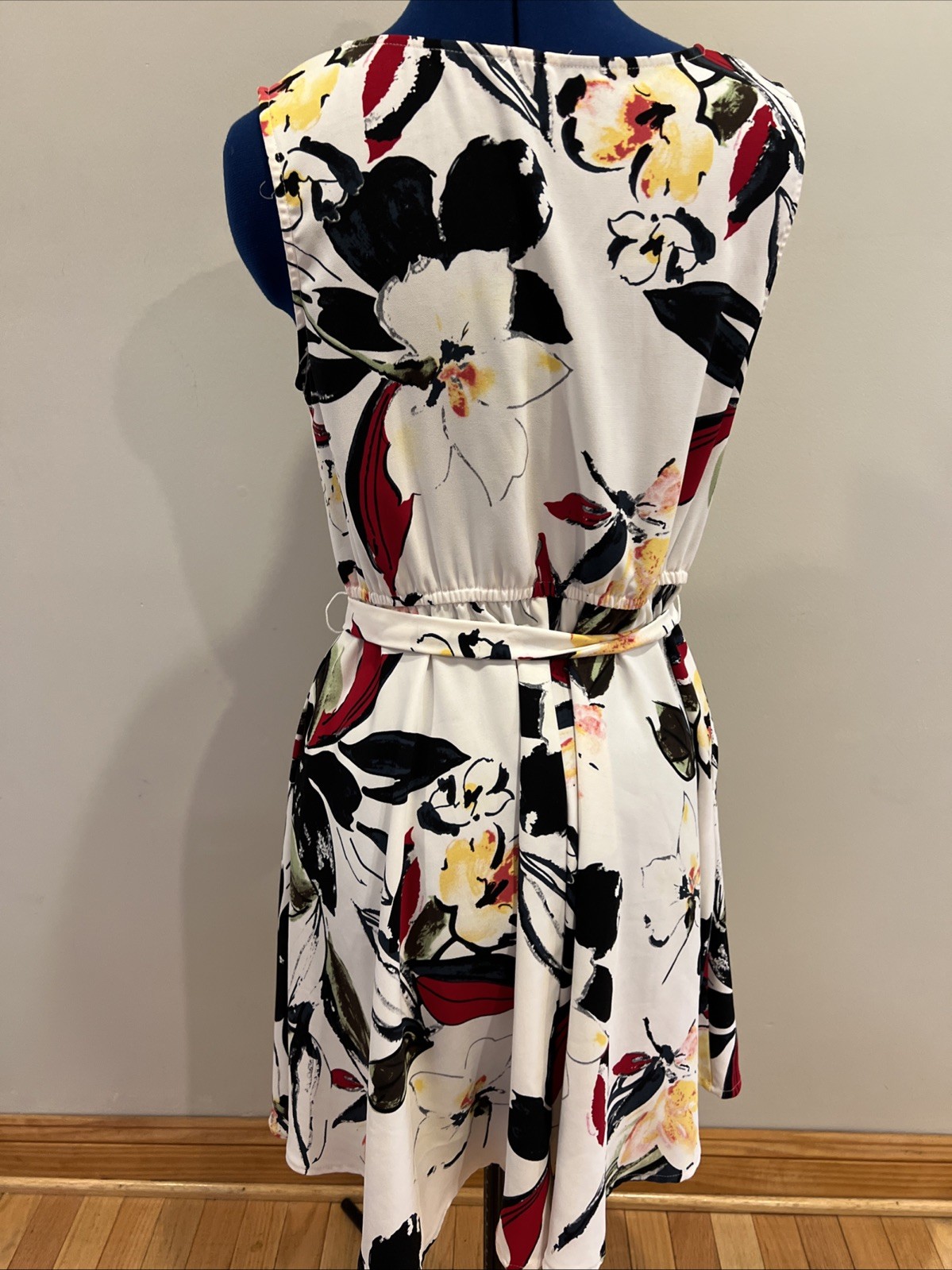 Signature Collection dress white fabric with a bold floral pattern Size medium