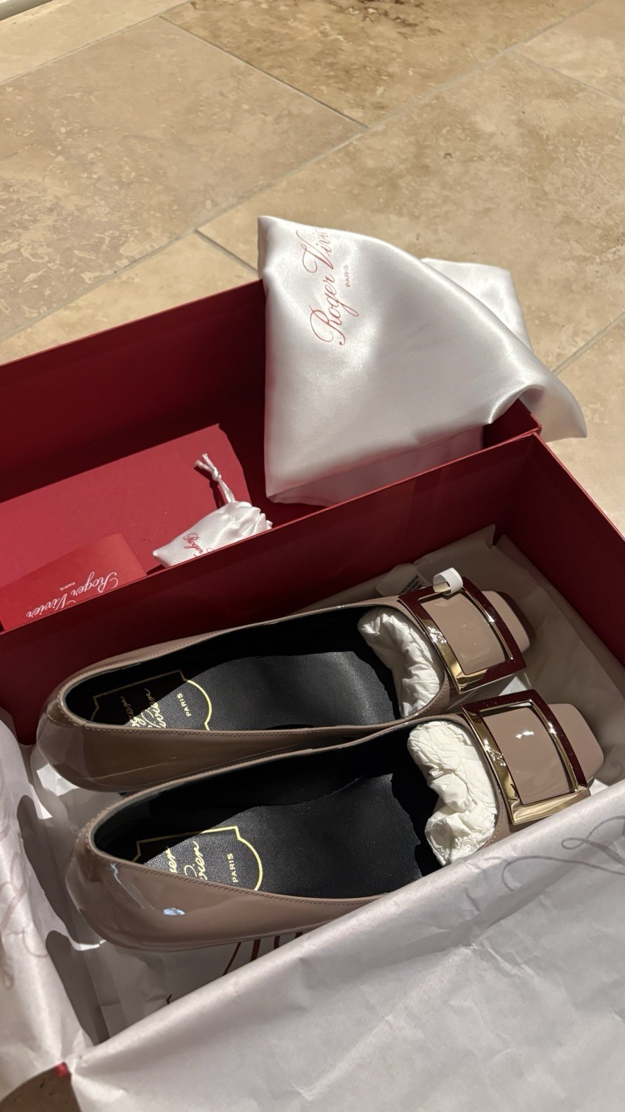 ROGER VIVIER Trompette Pumps in patent leather Beige 38