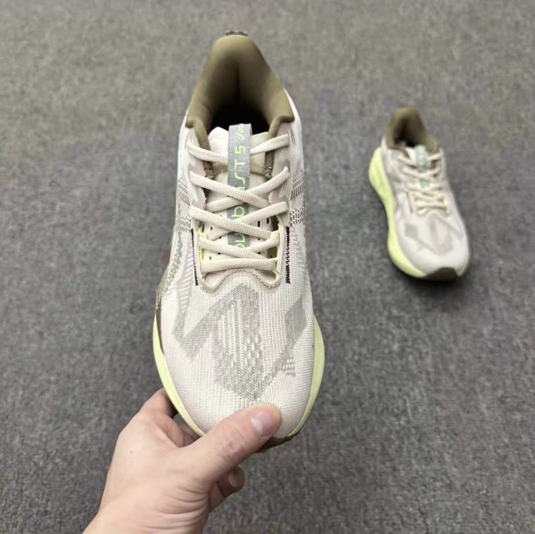 US 8.5 – Asics Novablast 5 Men Shoe Running Sneaker Trainer No Box