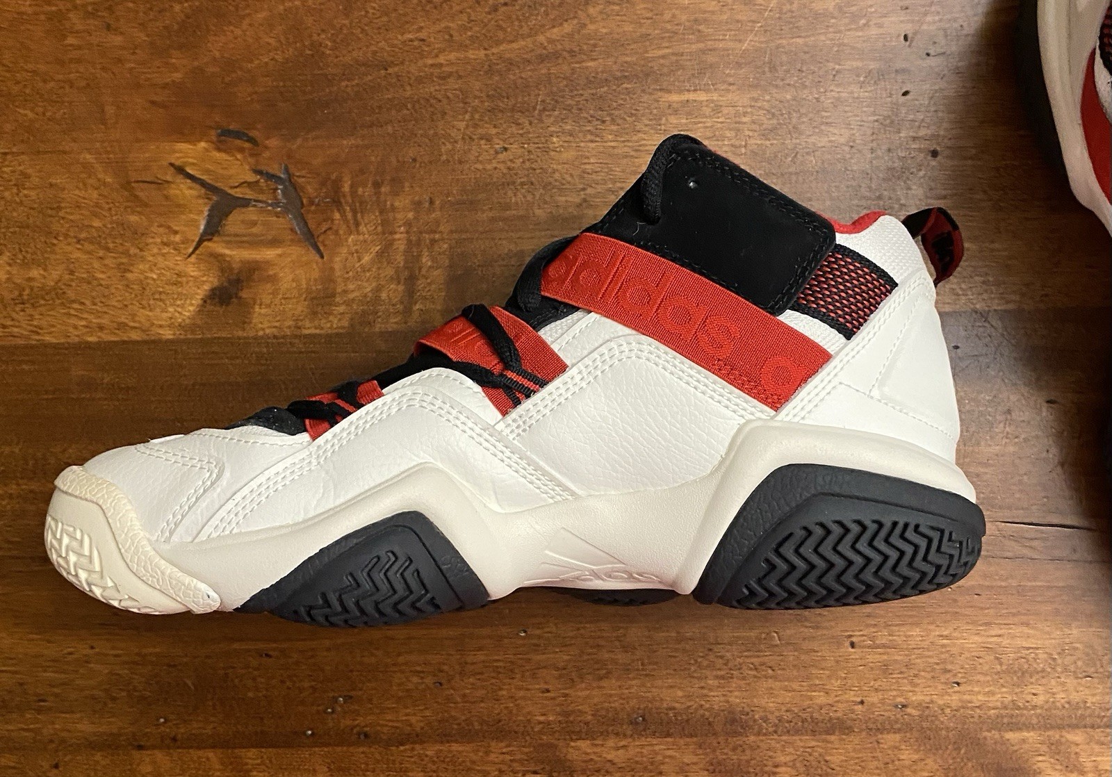 Adidas Men’s Top Ten 2000 Basketball Shoes Of White/Black/Red Size 8 1/2