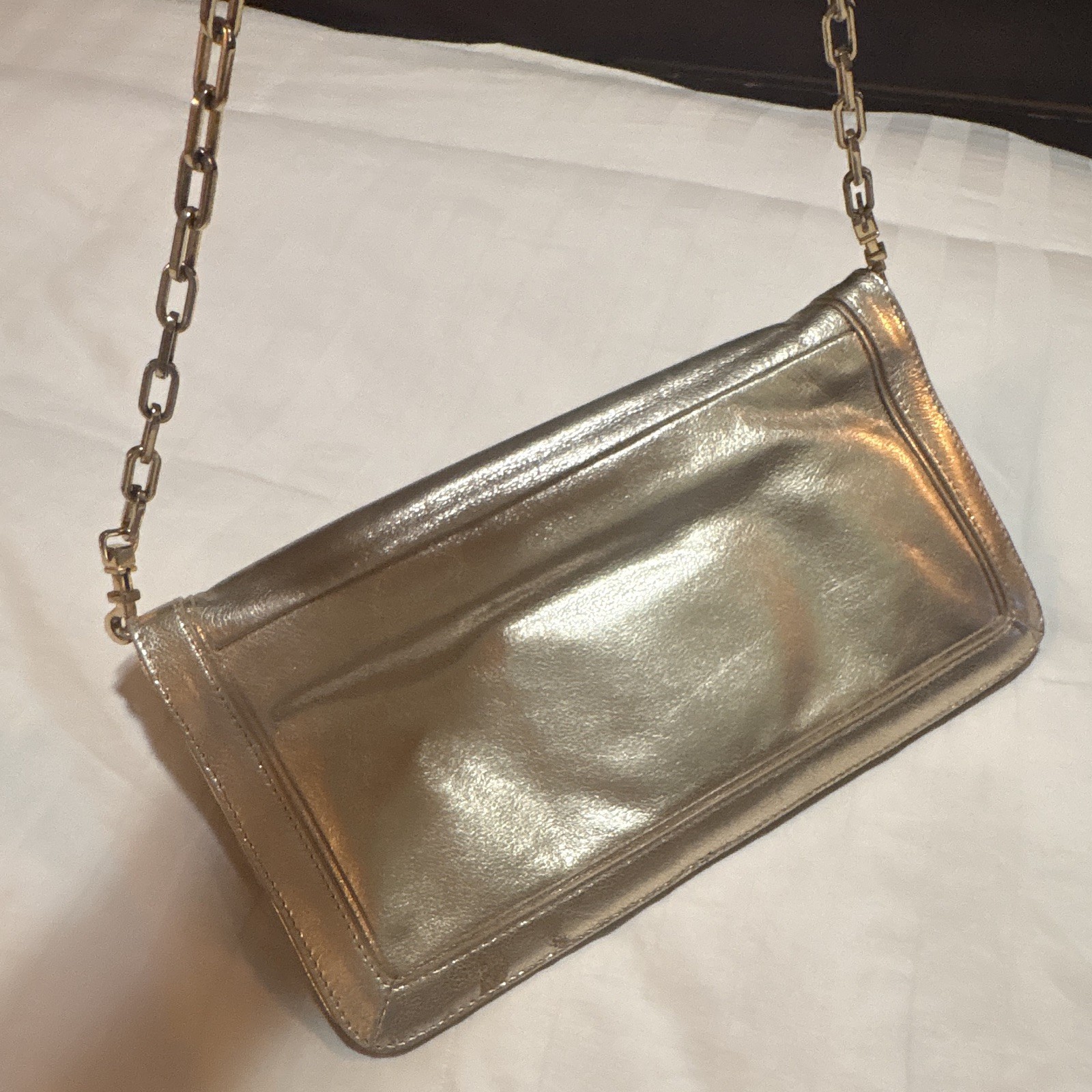 Tory Burch Metallic gold Shoulder Bag Chain Strap Zip Closure Logo, Gold
