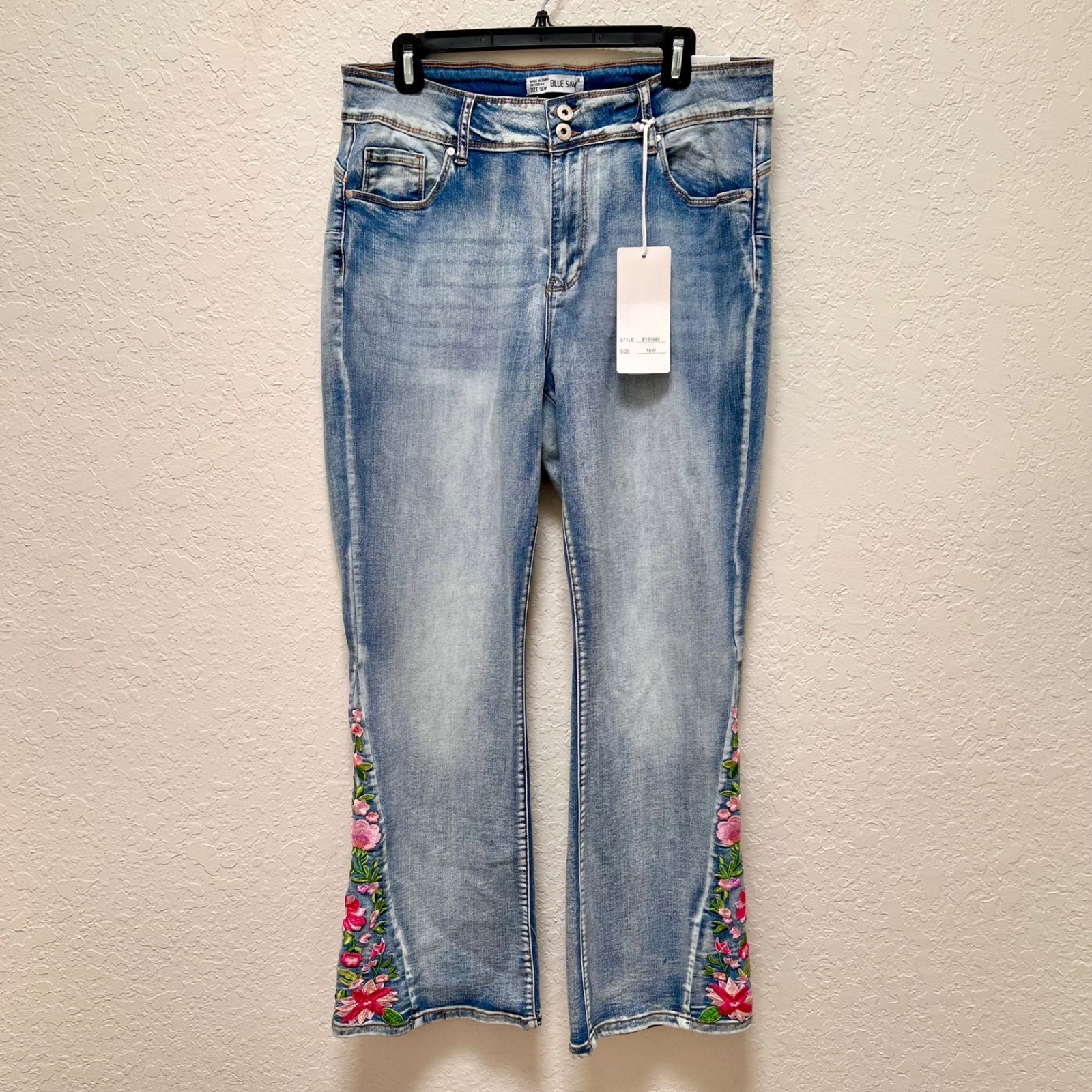 Blue Savvy Women 16W Floral Embroidered Bootcut Jeans Light Wash Denim NWT Boho