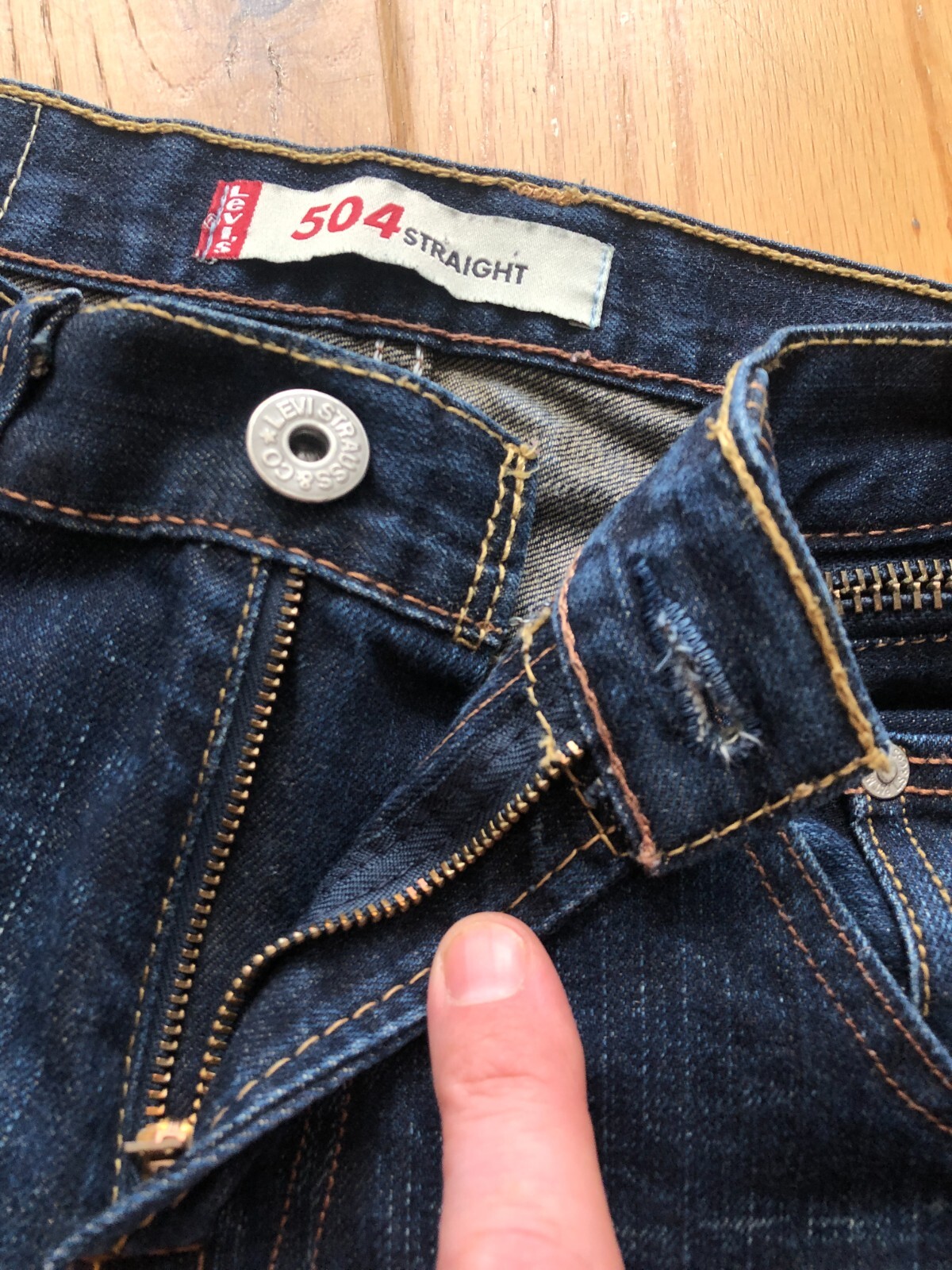 LEVI’S STRAUSS & CO MEN’S DARK BLUE 504 STRAIGHT JEAN W29 L32 (31)