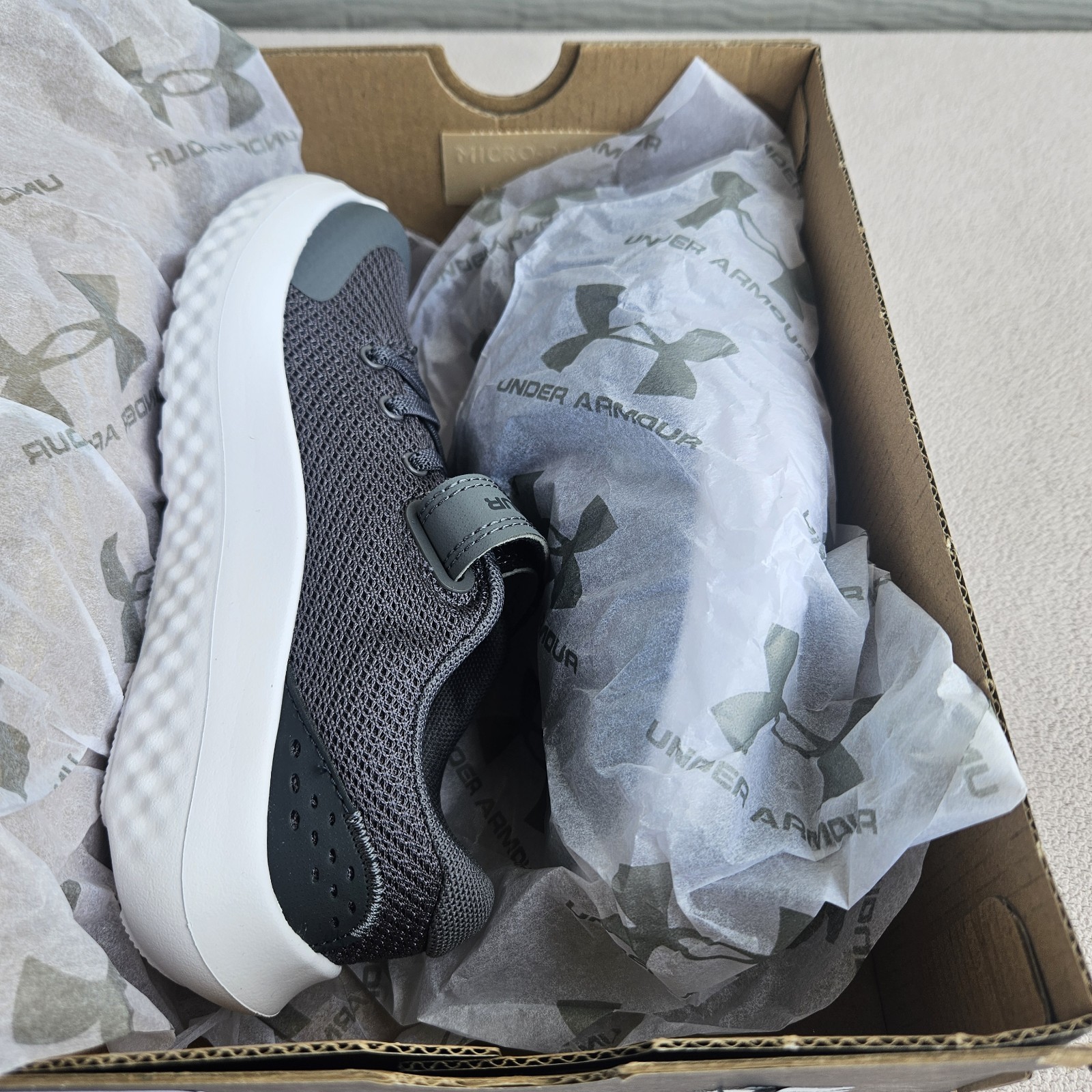 Under Armour UA BPS Surge 4 AC Hook & Loop Sneaker Youth SZ 11K Grey Athletic