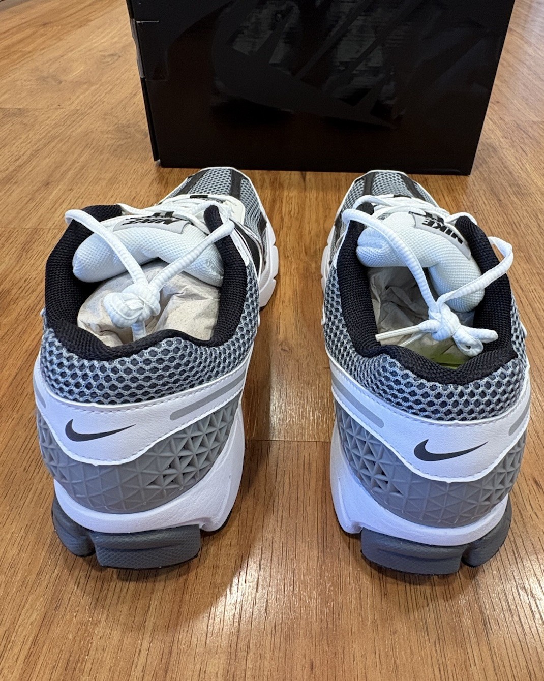 Nike Zoom Vomero 5 SE SP Men’s Size 11 Dark Grey/Black-White-Sail CI1694-001