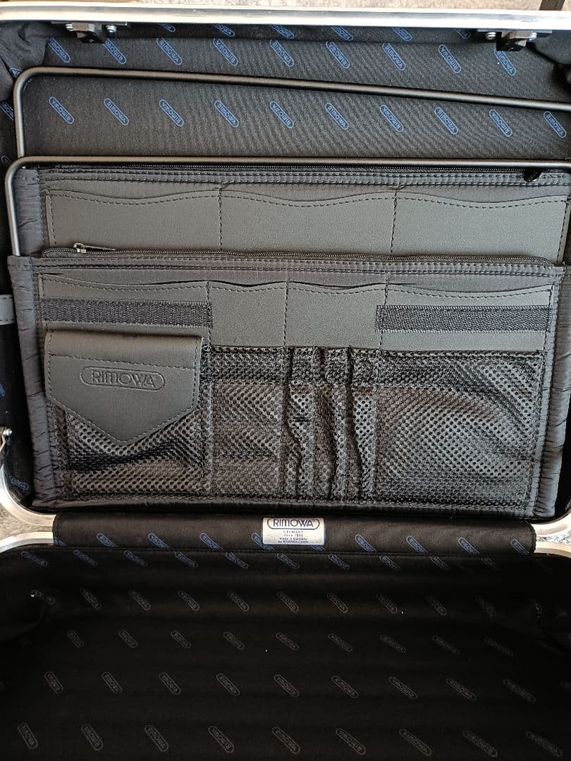 First come, first served! Rare 2013 model RIMOWA attaché case, aluminum silver.