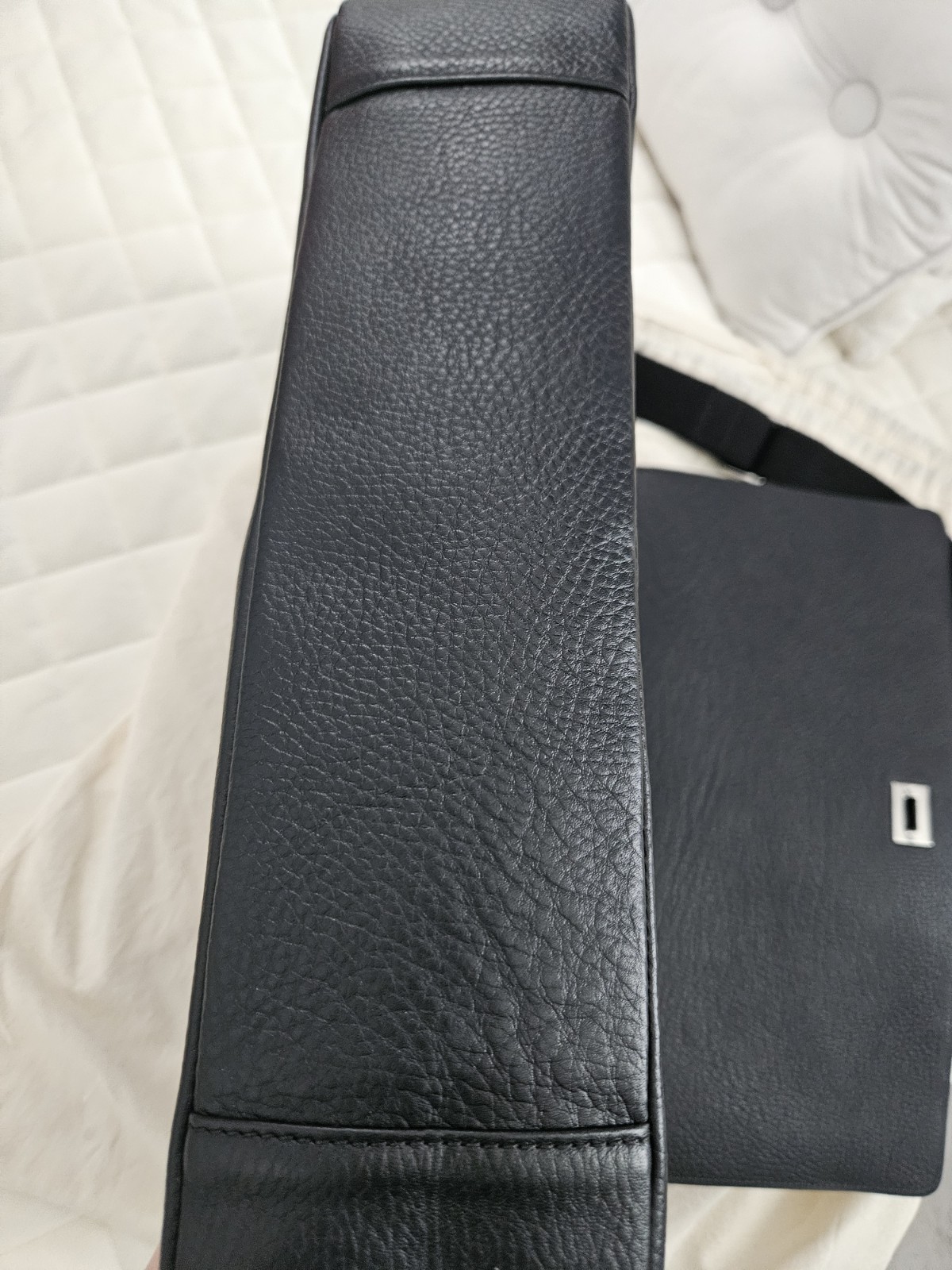 Shinola Black Large Men’s Messenger Bag Push Lock, Adjustable Strap Pockets
