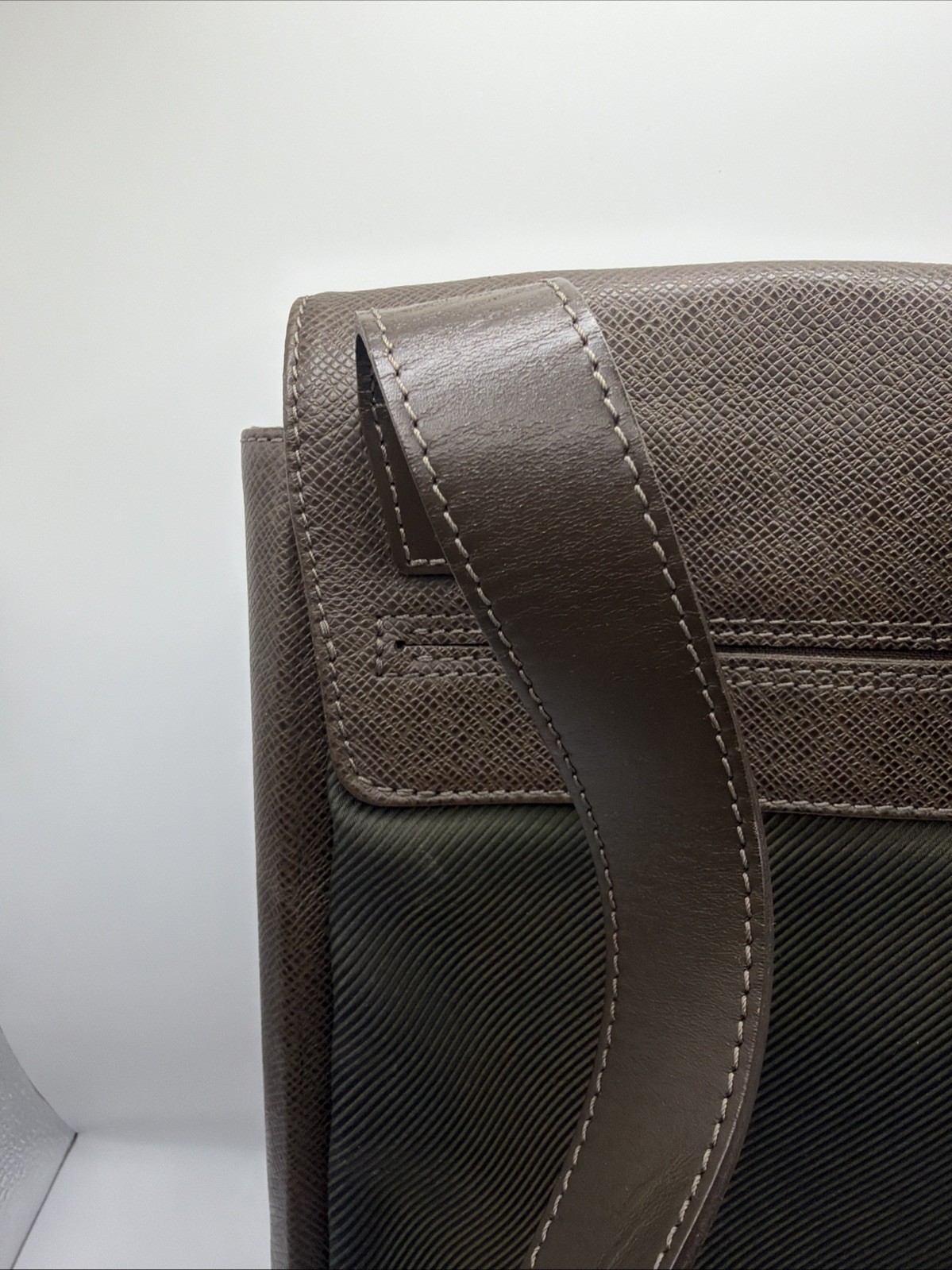 Louis Vuitton Men’s Bag – Satchel – Adjustable Strap – Vintage 8.5×11 Inches