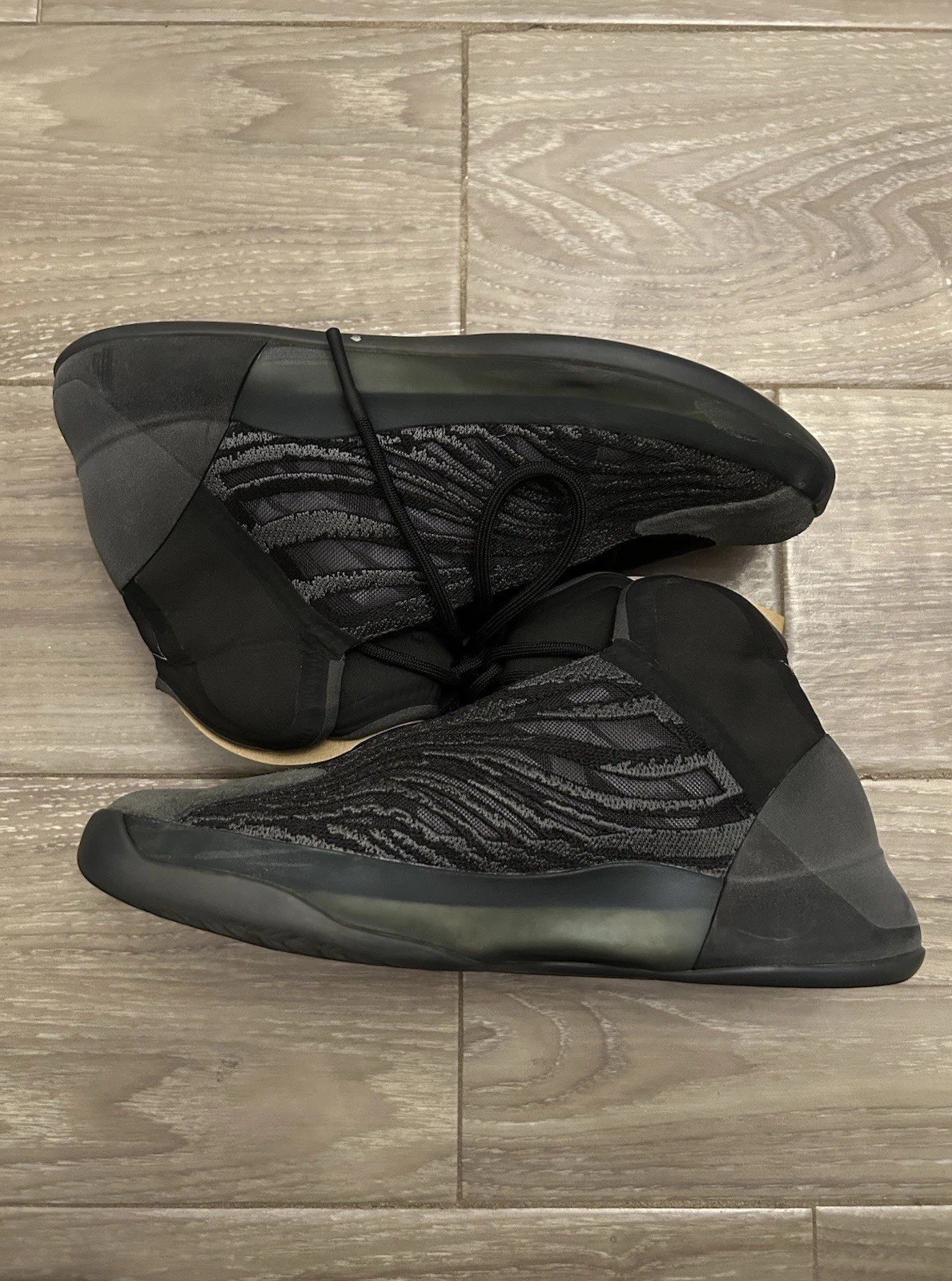 Adidas Yeezy Quantum Onyx Size 9 Men’s In Good Condition with Original Box
