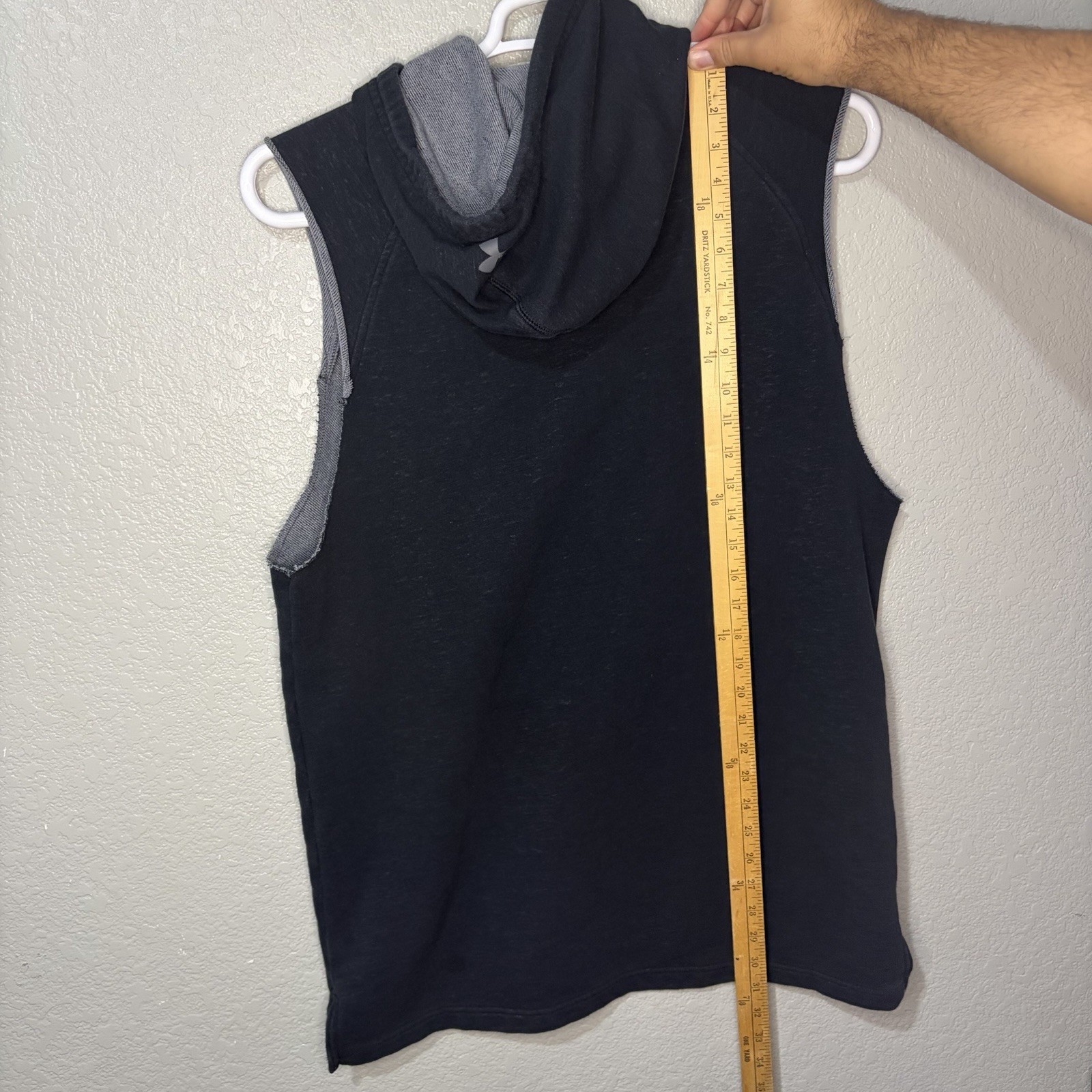 Under Armour Hoodie Mens Large Black Sleeveless Pullover Vest Kangaroo Pocket