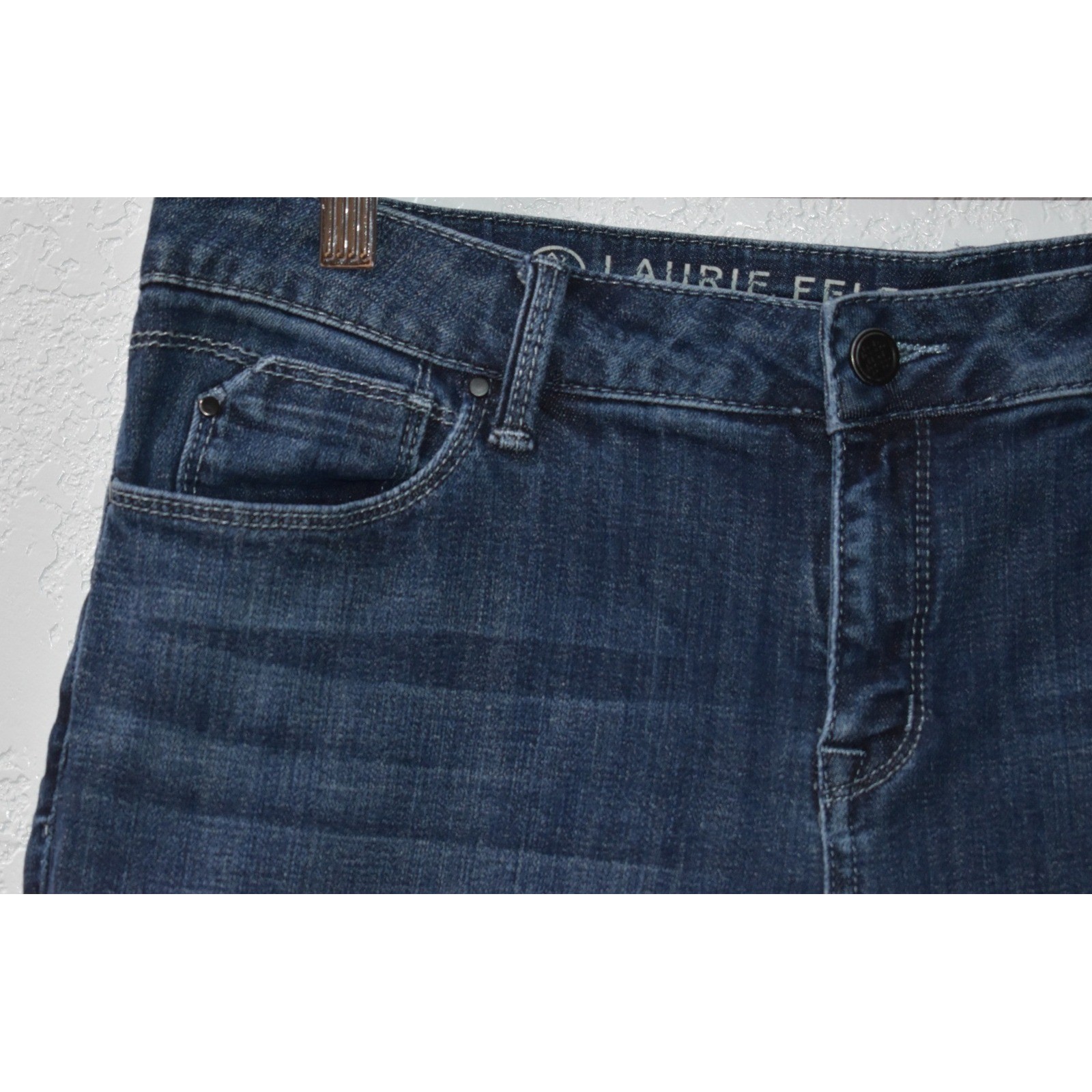Laurie Felt Los Angeles Classic Weekender Crop Jeans Blue Denim 10 A367030