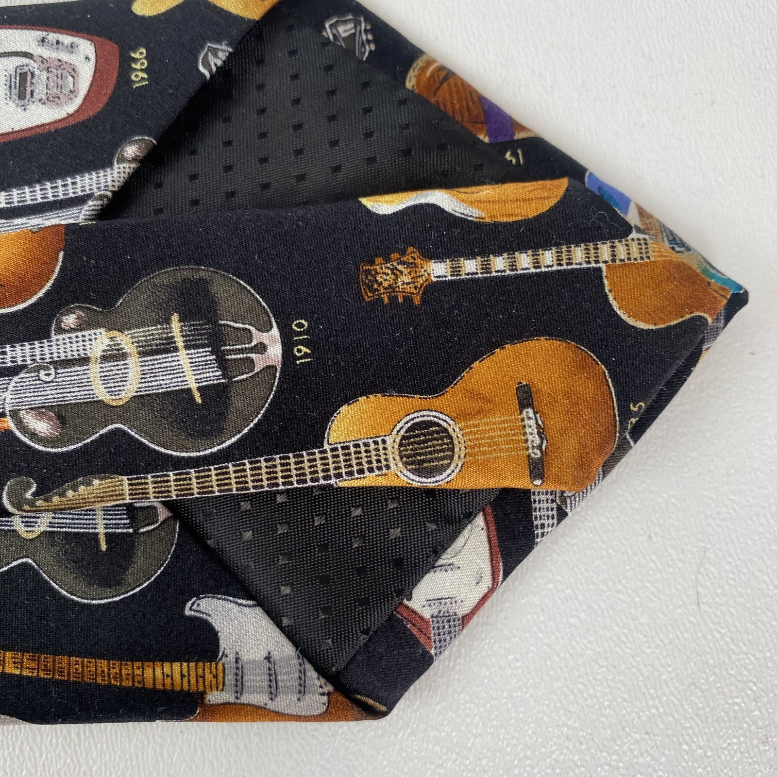 Classic Guitars 1910-1995 Museum Artifacts Mens Neck Tie All Silk 4″ x 59″