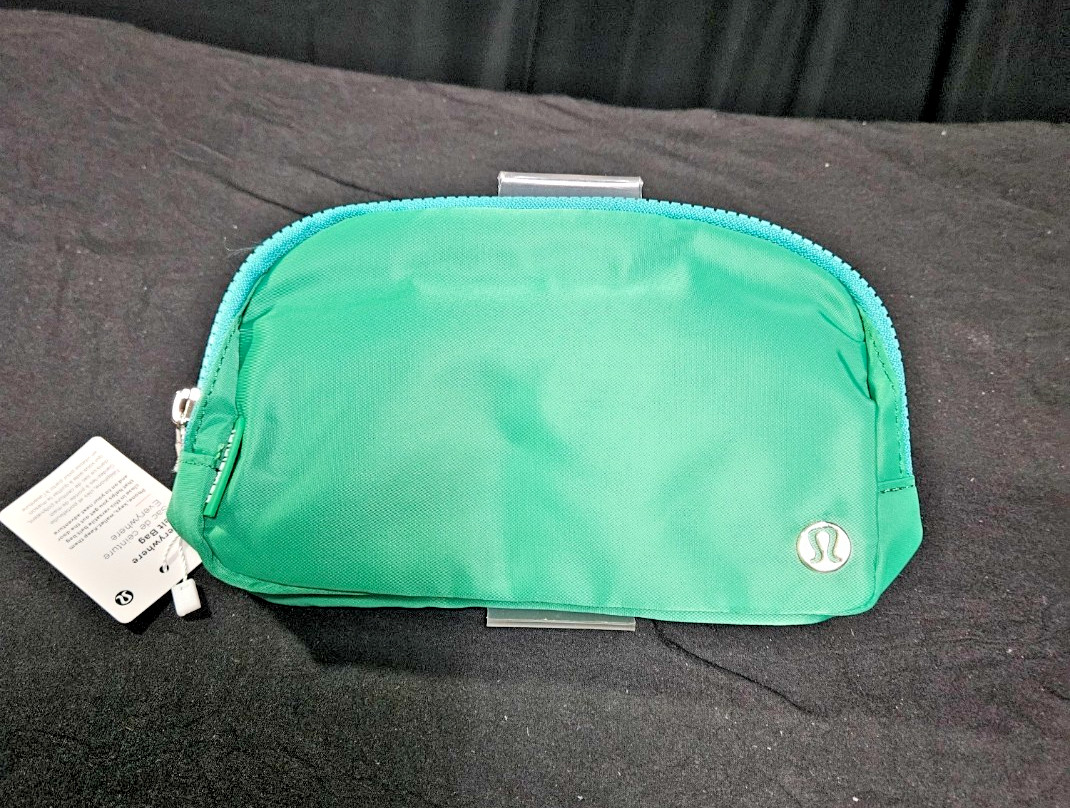 LULULEMON GRASS GREEN/ BLUE LINING & ZIPPER EVERYWHERE BELT BAG NWT