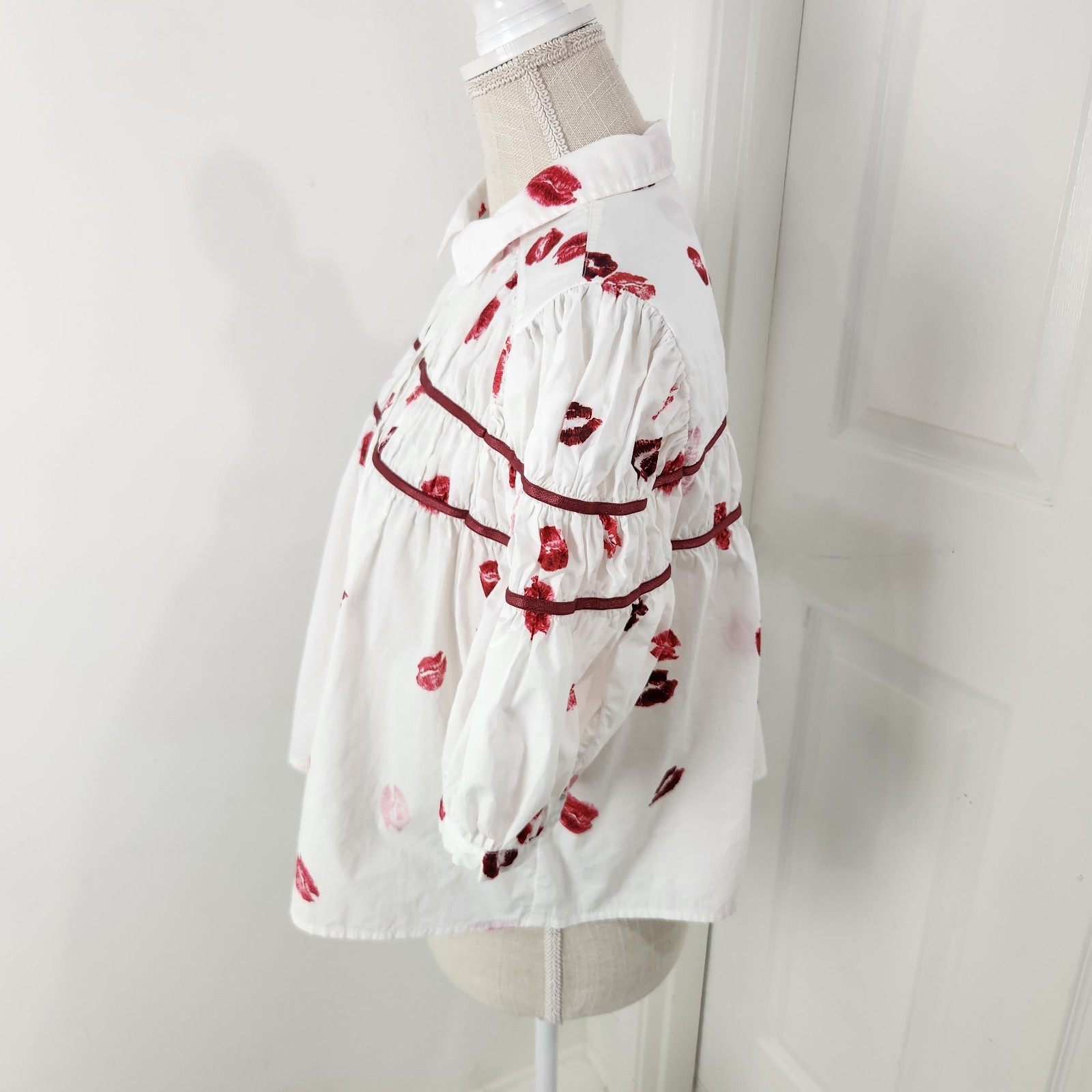 Maeve Top L Leandra Shirred Yoke Blouse Lipstick Kisses Novelty Valentines Day