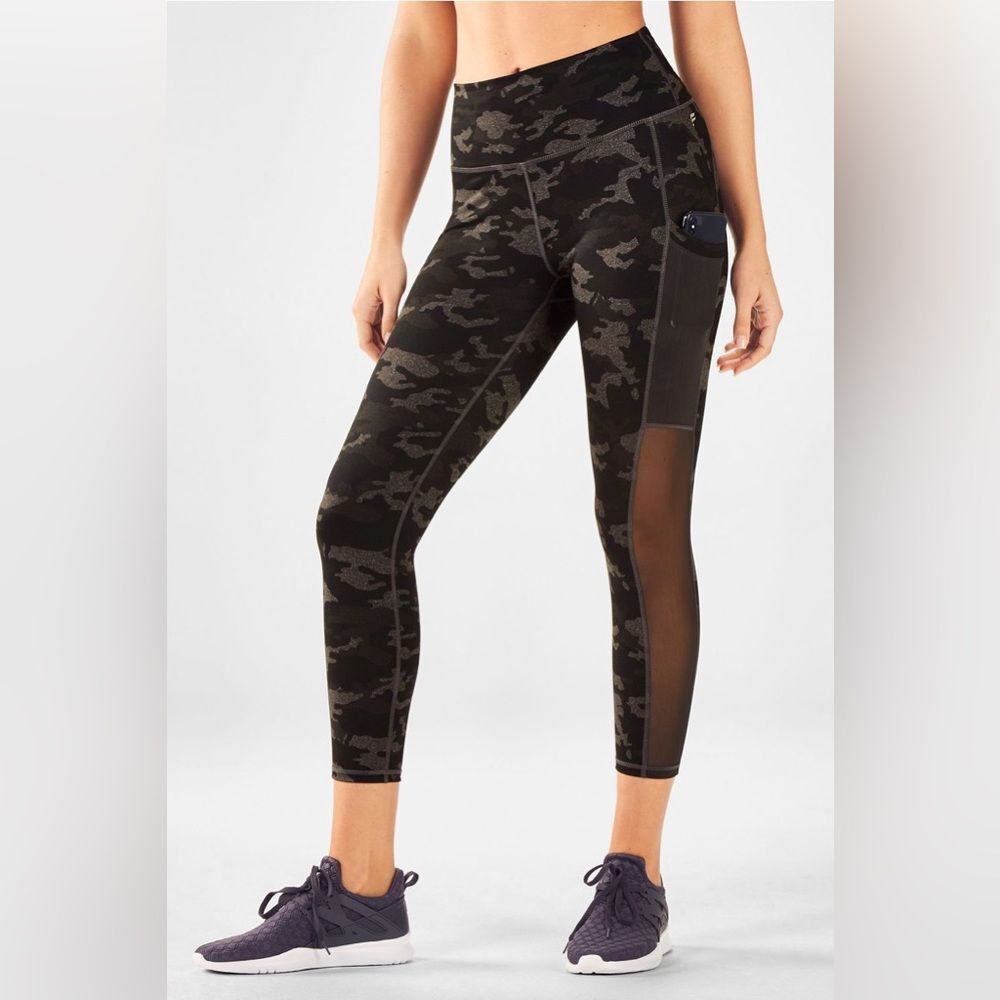 Fabletics On-The-Go PowerHold High-Waisted Capri 23″ Charcoal Heather Camo Small