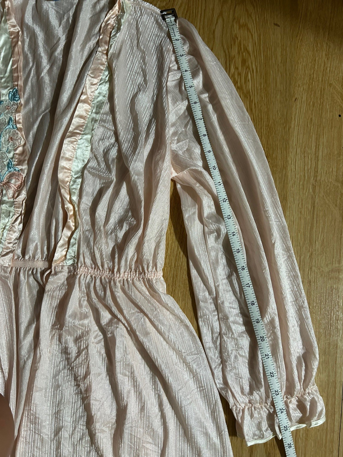 Vintage 1980s Val Mode Pink Embroidered Robe size Medium