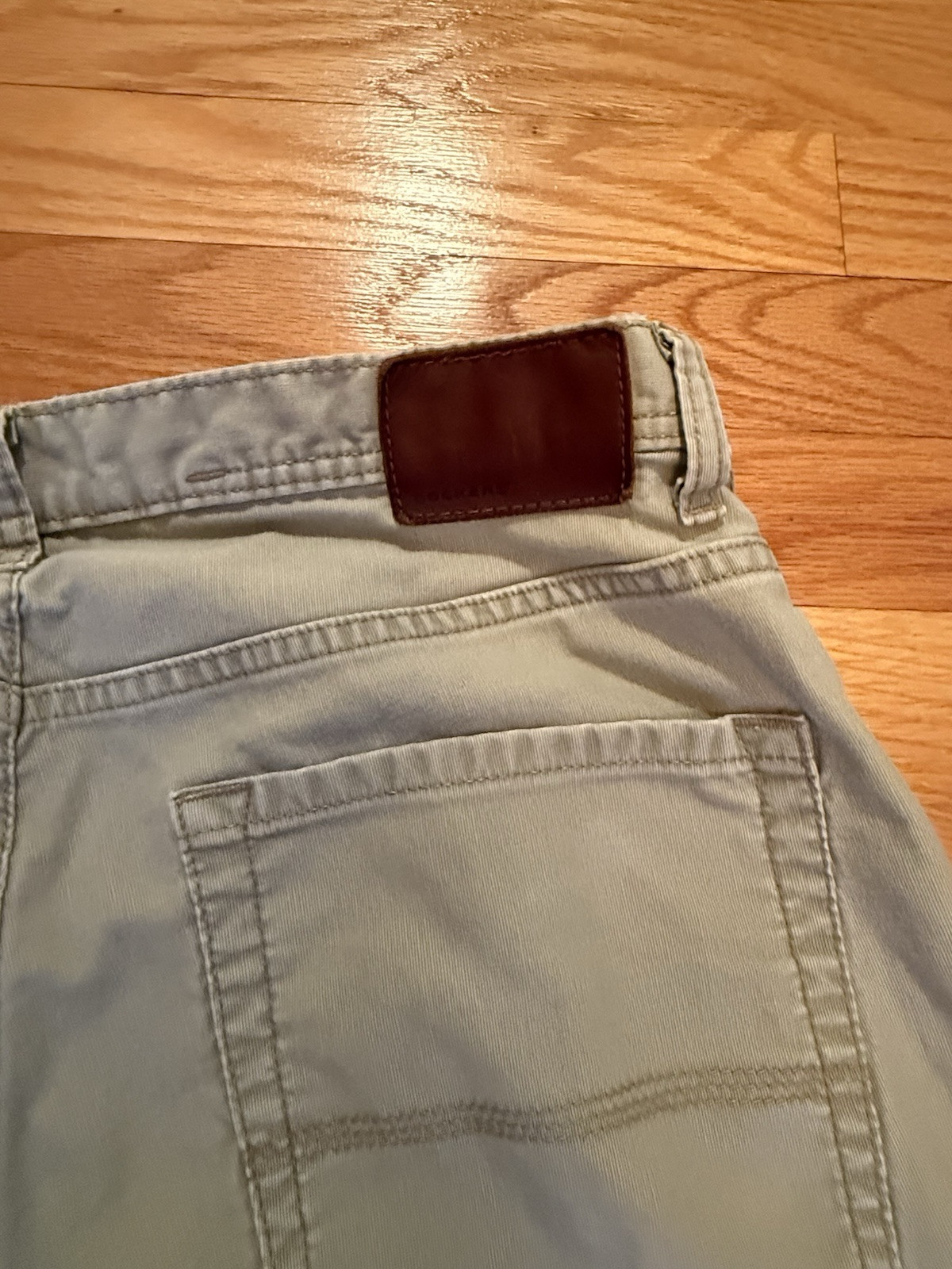 Dockers D3 Classic Fit Mens Khaki Pants Size 32 x 32 Zipper Button Closure