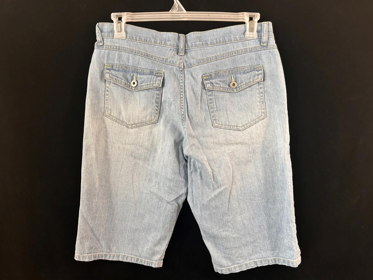 Gloria Vanderbilt jeans capris size 12 blue 14″ inseam 4 pockets long shorts