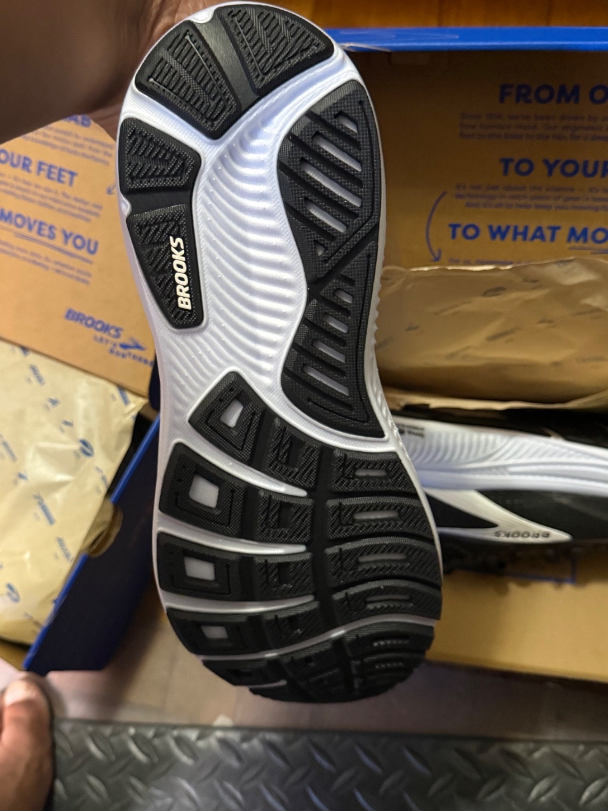 Brooks Ghost 18 – Black/Grey/White – Size 10 Men