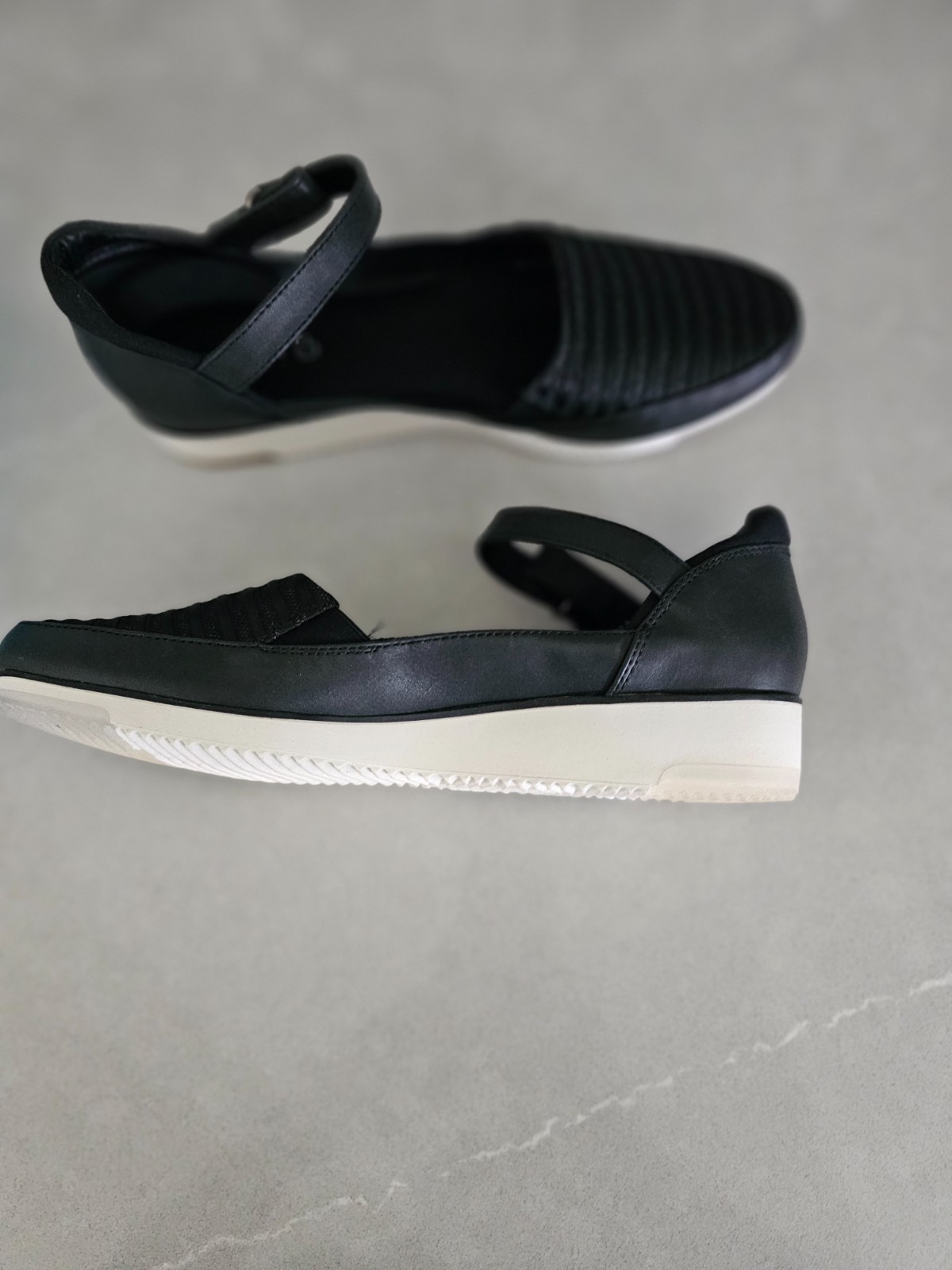 Womens baretraps size 8 black new in box