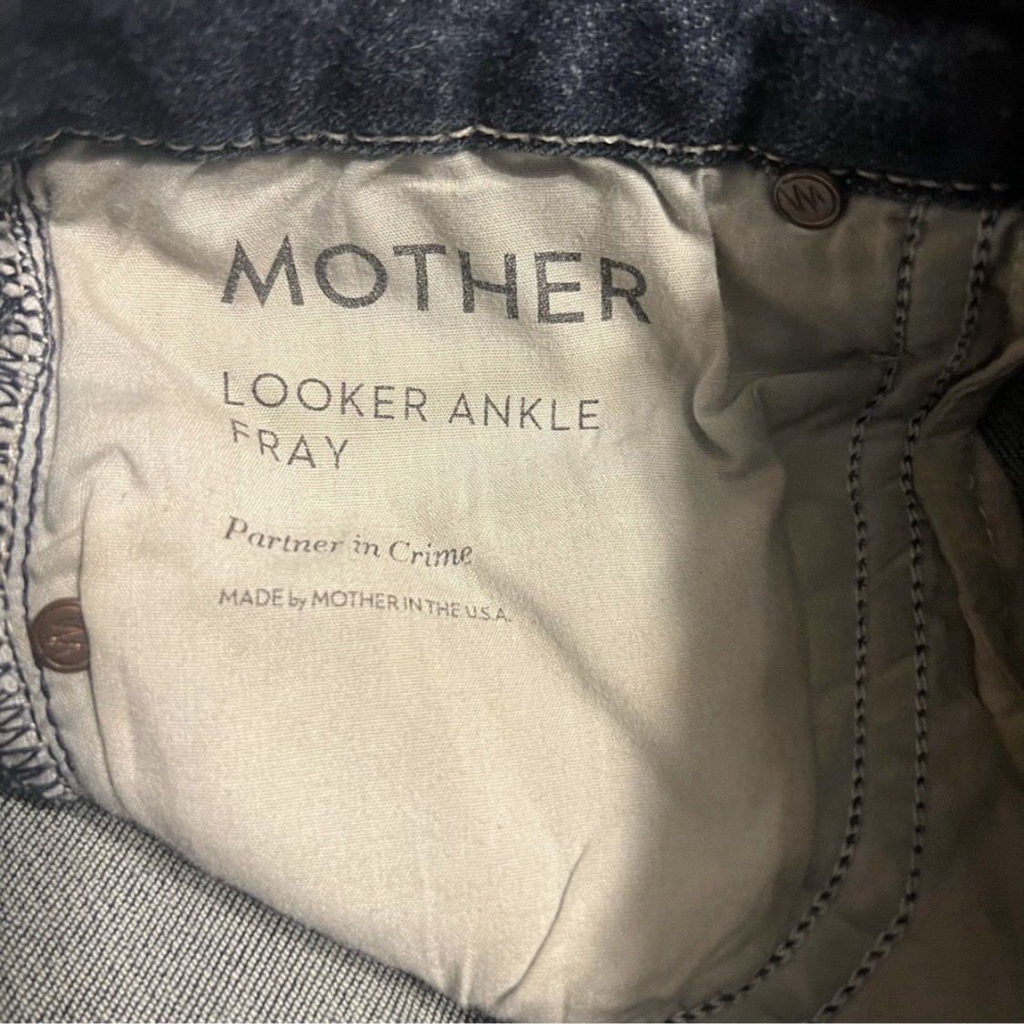 MOTHER Jeans Looker Ankle Fray Partner In Crime 25 (26” Inseam) Distress Stretch