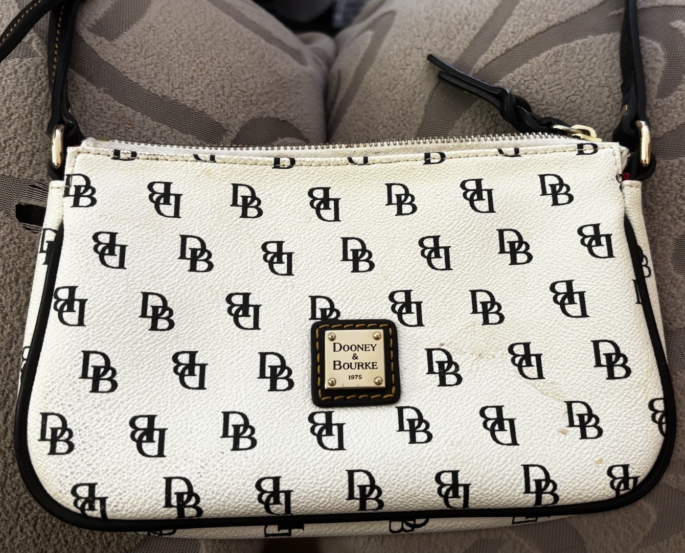 Classic Dooney & Bourke Small Greta White & Black Crossbody Bag Logo 8 X 5”