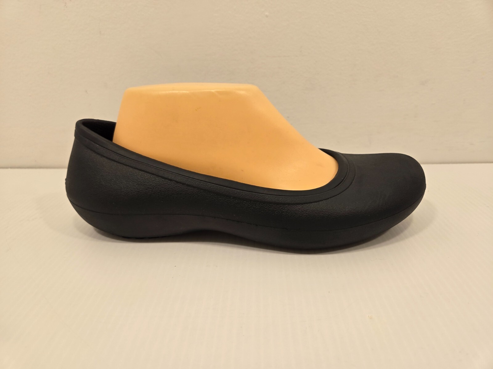 Cute! Womens Black CROCS AT WORK Slip-Resistant Shoes – Size US 9 M