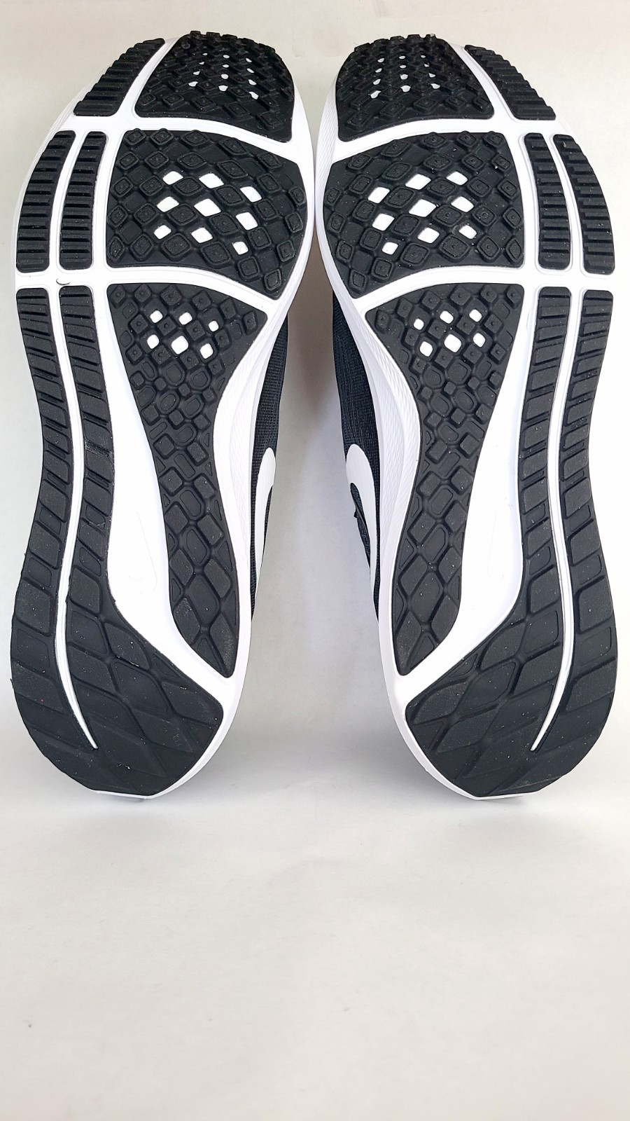 Nike Air Zoom Pegasus 39 Running Shoes Men’s Size 13 Black White DH4071-001 NEW