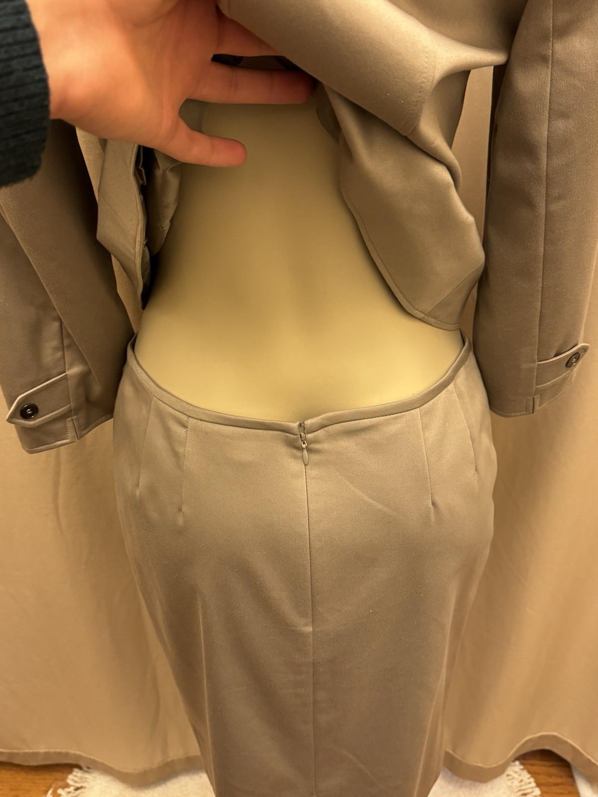Tahari Arthur Levine Skirt Suit Set Sz 10 Gray Taupe Peplum Jacket Pencil Skirt