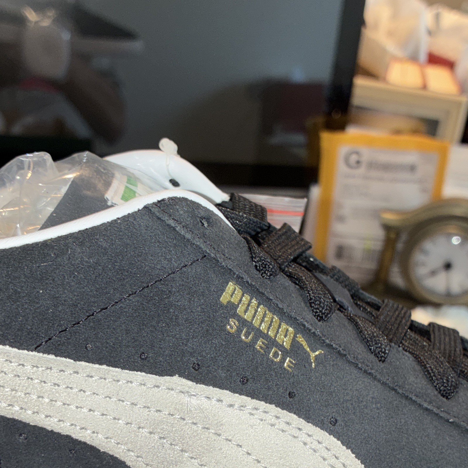 PUMA Suede Classic 21 Black/White Suede Low Top SZ10 Lace Up Sneakers 374915-01