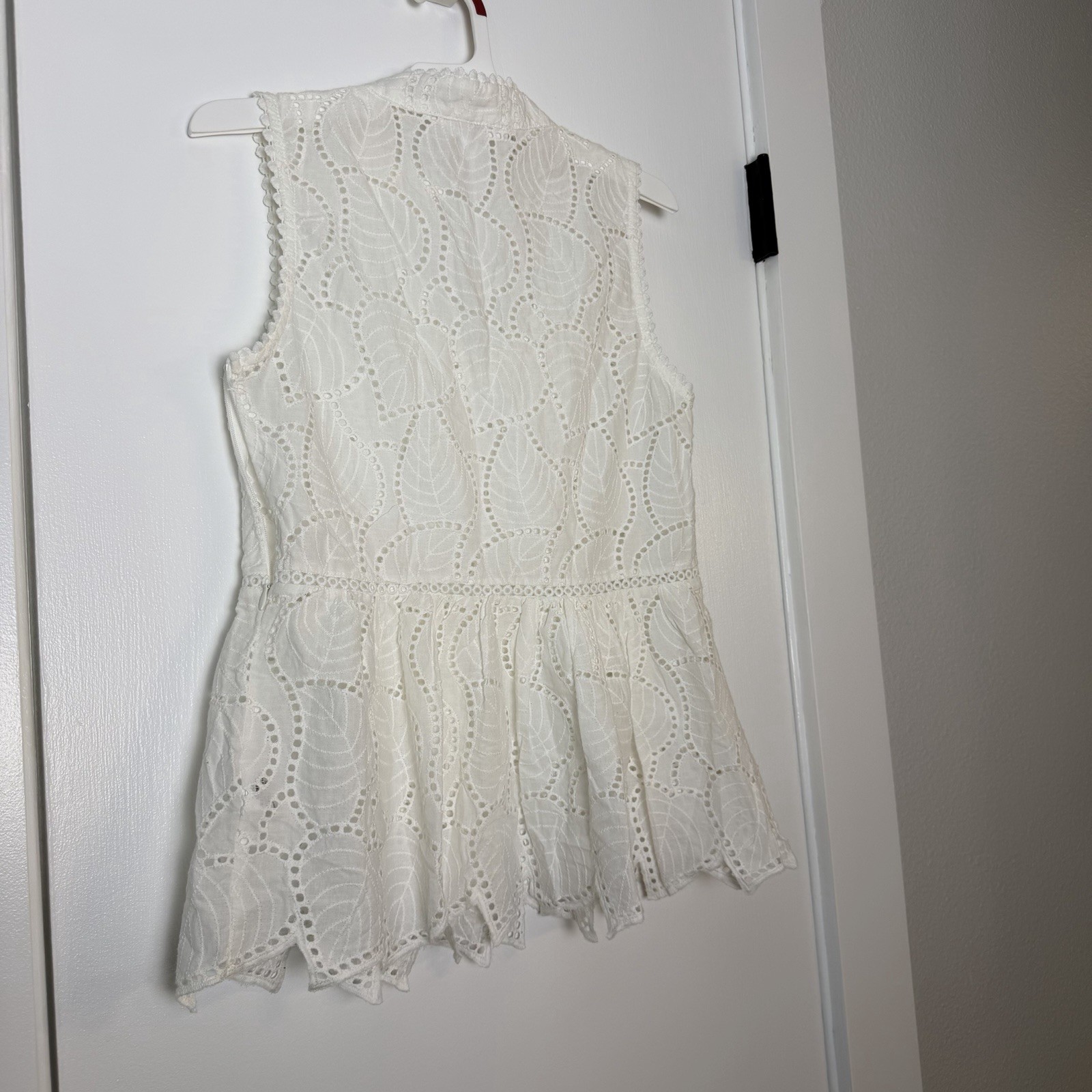 Wren & Willa Women’s White Eyelet, Sleeveless Blouse XS