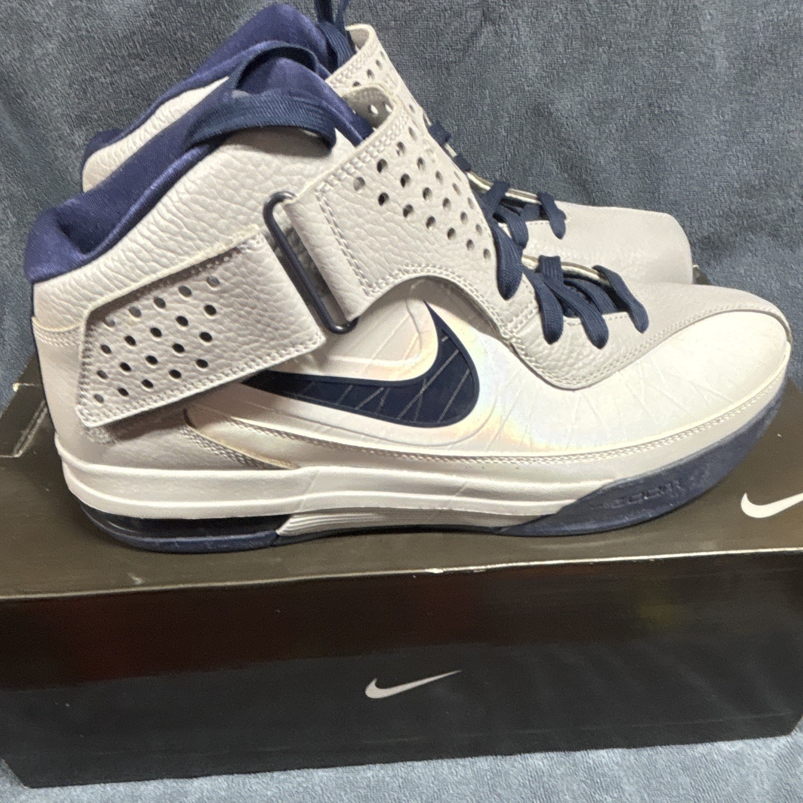 Nike Air Max Soldier V LeBron Basketball Mid Top White/Navy 454131-102