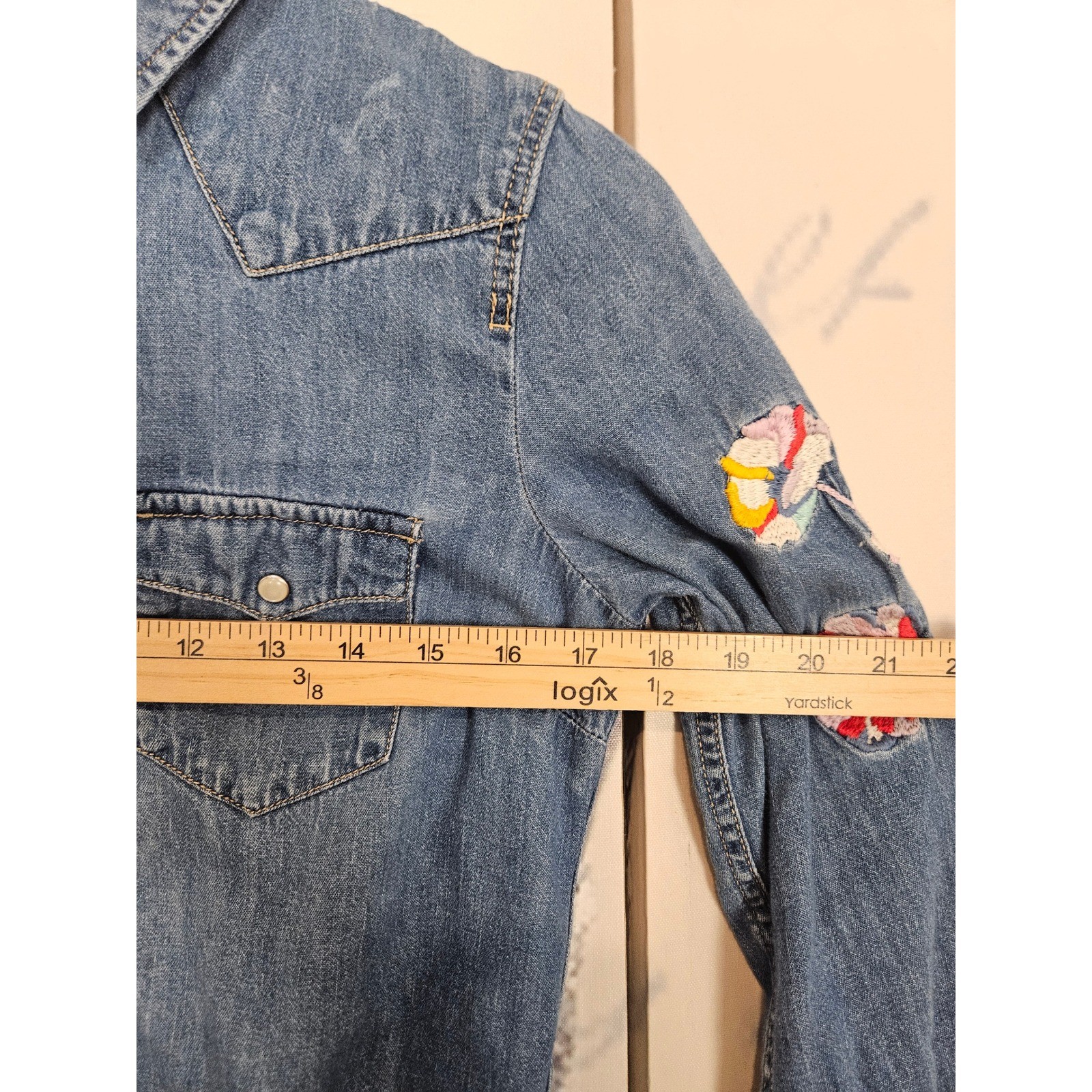 Levi’s Western Denim Shirt XS Blue Floral Embroidered Pearl Snap Classic Fit