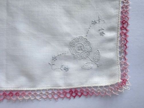 VINTAGE HANKY HAND TATTED PINK EDGING ON EMBROIDERED WHITE COTTON 1950s