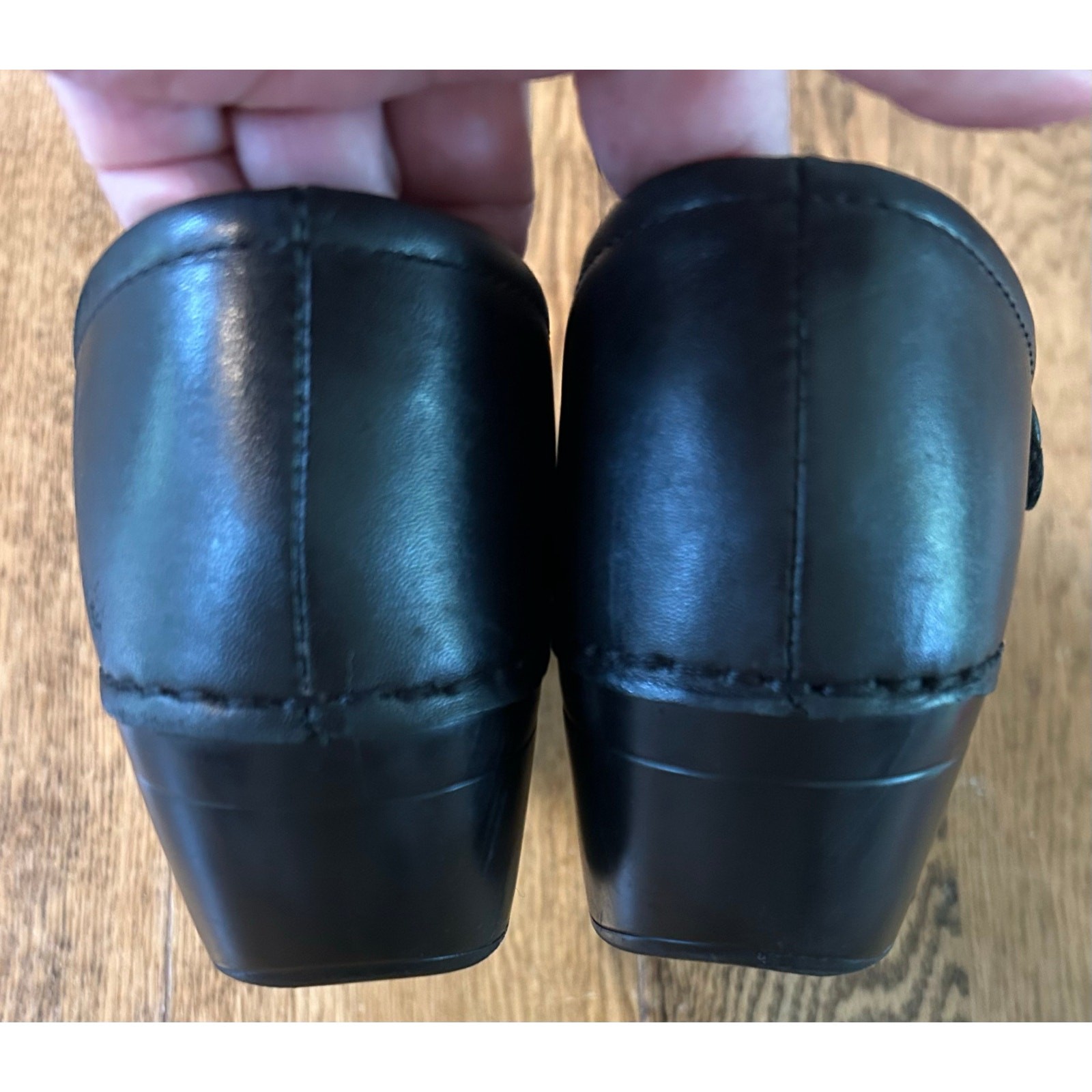Dansko Solstice Button Strap Clogs Black Leather Slip on Women’s Sz 39 US 8.5