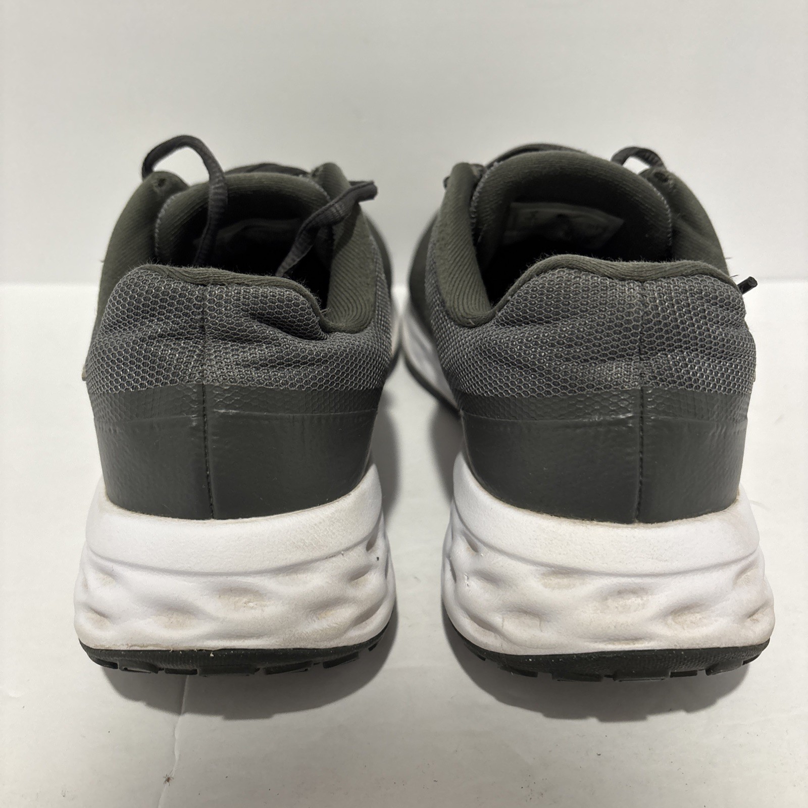 Nike Revolution 6 Men’s Size 8 Gray Running Shoes Athletic Sneakers