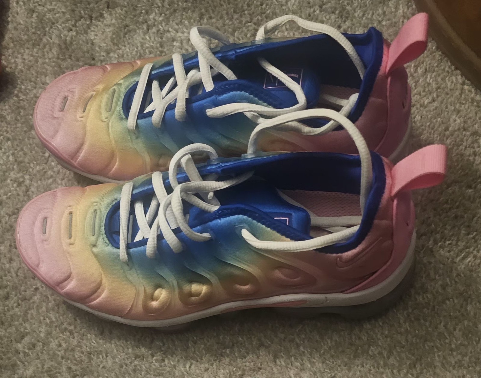 nike vapormax air size 6 pink, blue, and yellow
