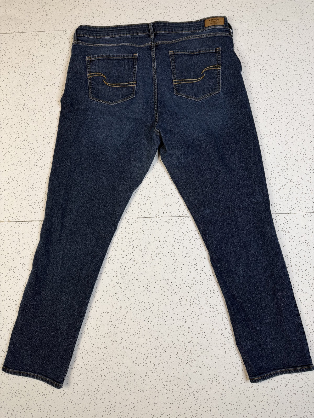 Signature by Levi Strauss Modern Straight Jeans Women’s 20M Medium Wash Stretch