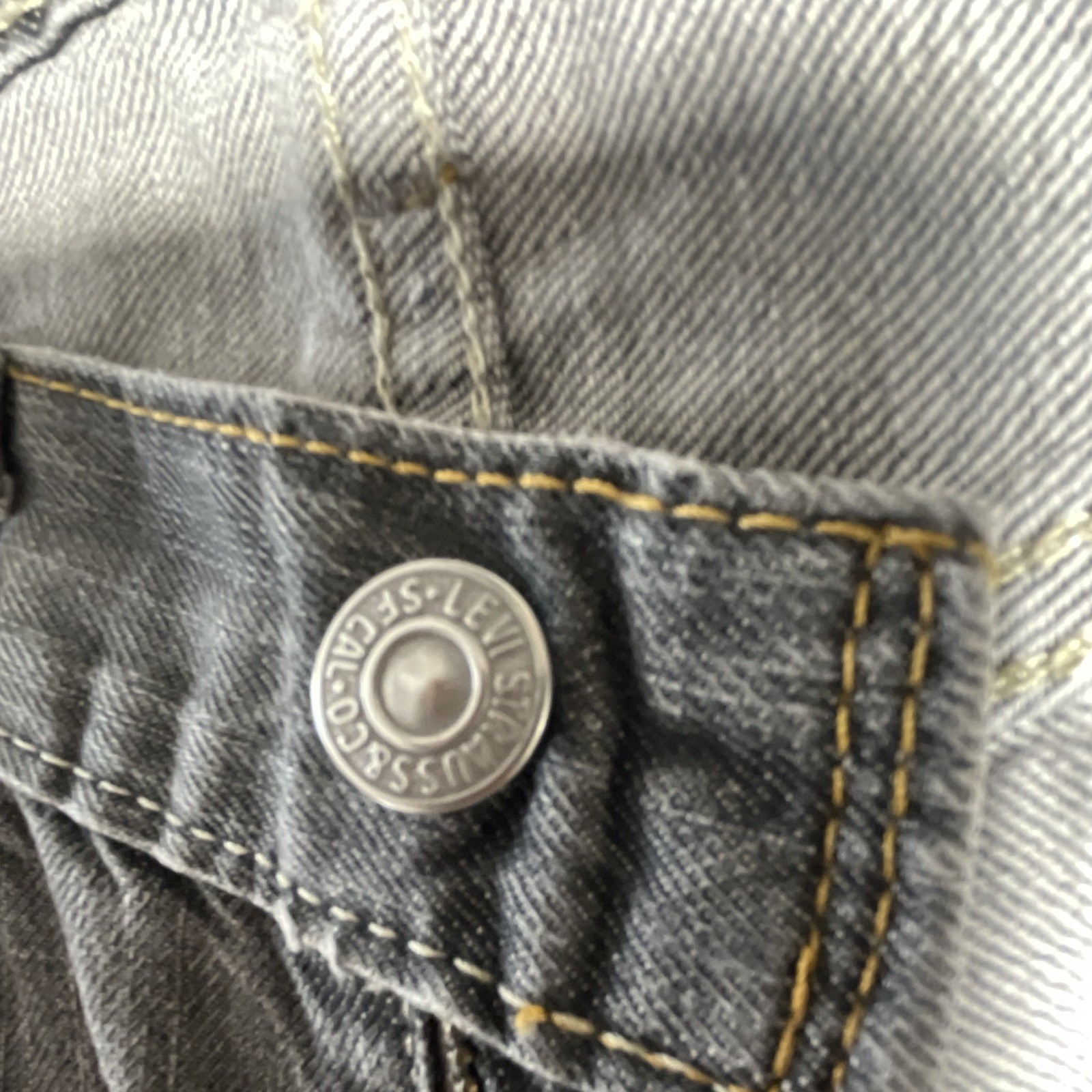 Levi’s Men’s Gray Medium Wash Denim Jeans Slim Straight Mid Rise Distressed