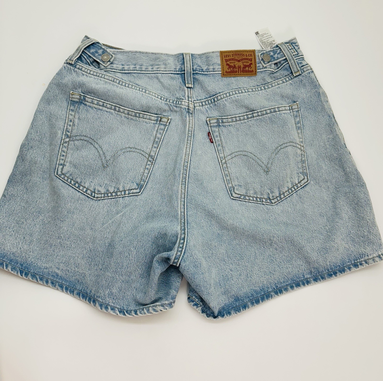 Levi Women Cinch Mid-Thigh Shorts Abraided Art Size 32