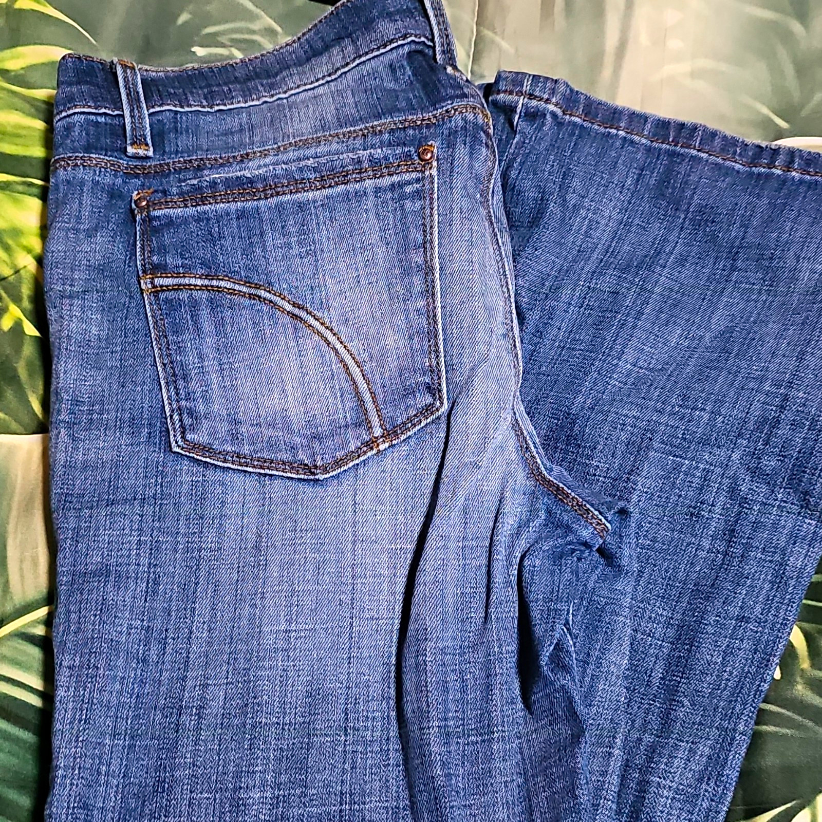 Joe’s Women’s Blue Medium Wash Straight Leg Stretch Mid Rise 5-Pocket Jeans
