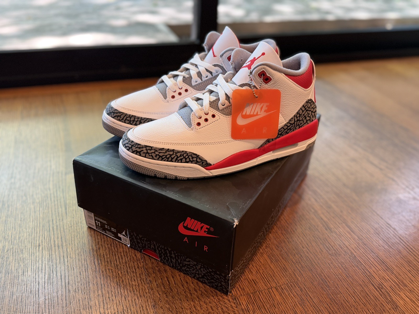 NIB – Size 11 – Jordan 3 Retro Mid Fire Red 2022