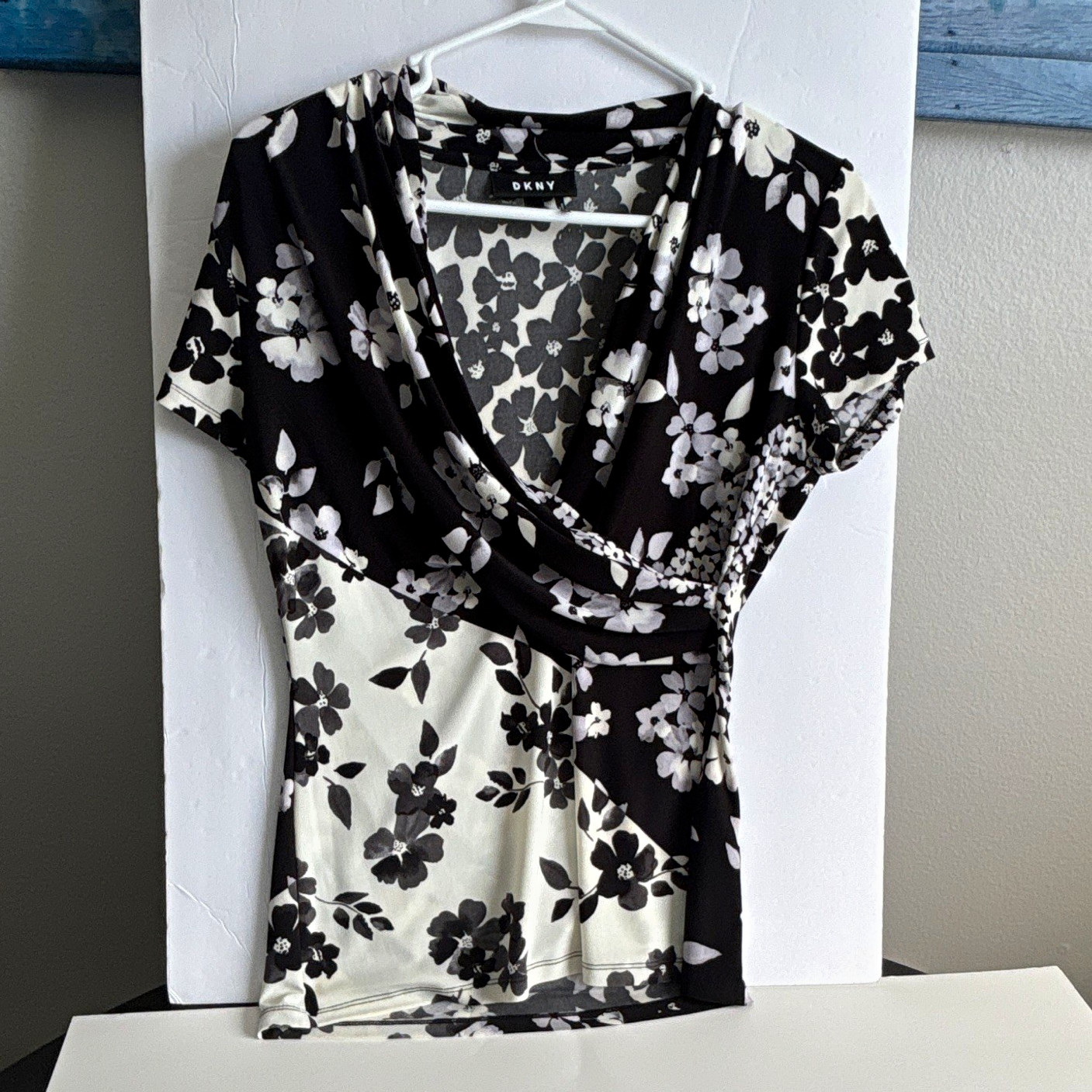 DKNY Black & White Floral V-Neck Cap Sleeve Pullover Blouse, Women’s S