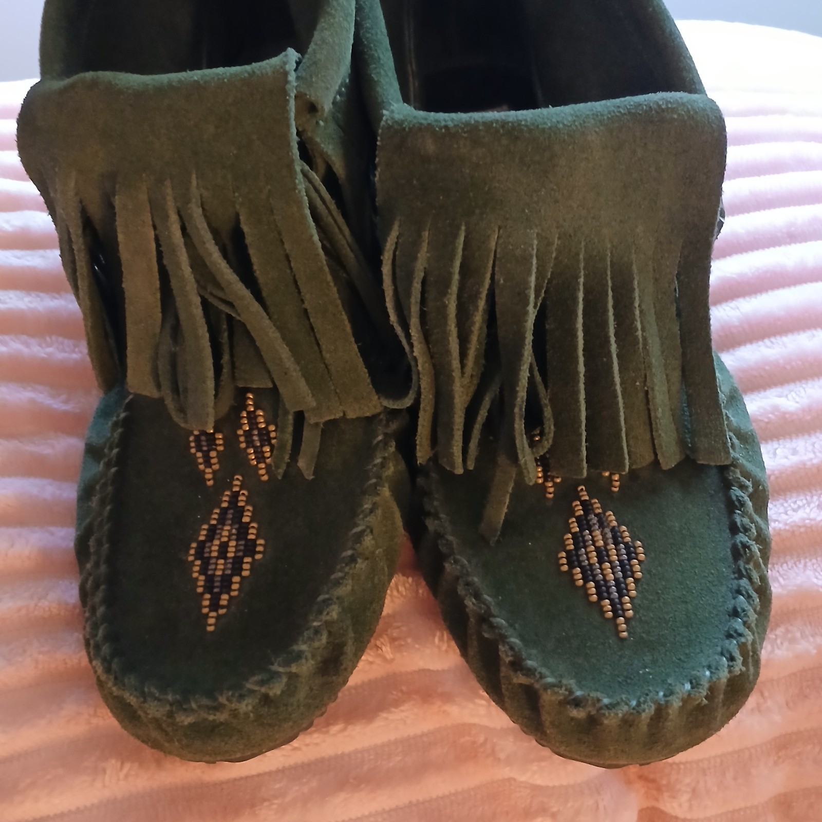Manitobah Mukluks Olive Beaded Fringe Suede Moccasin Boots Vibram Sole Womens 10