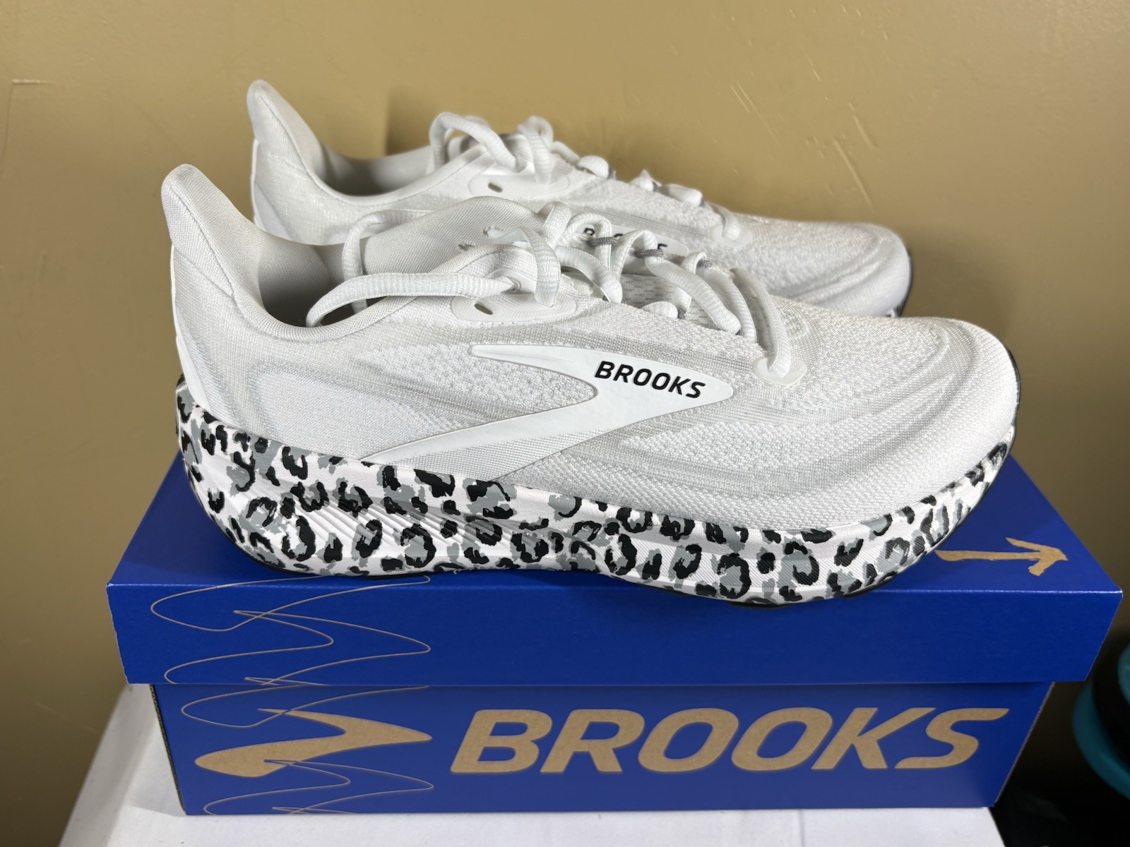 Brooks Revel 9 Shoes White/Ultimate Grey/Blk Leopard 1204891B132 NIB Size 8.5W