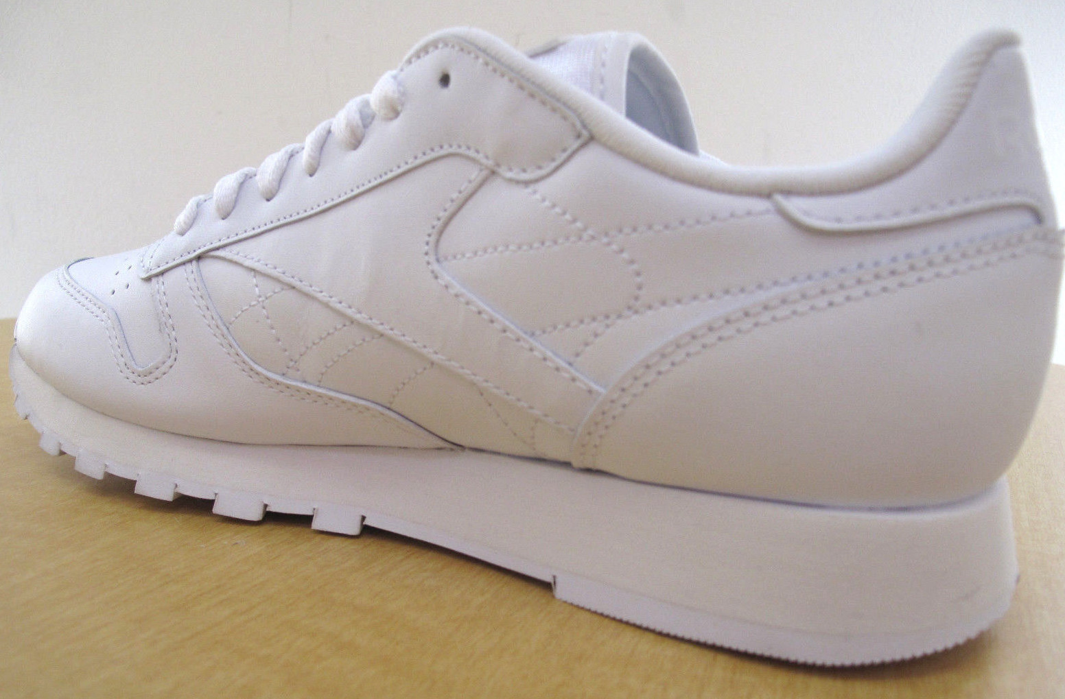 Reebok Classic Leather R12 Mens White Walking Shoes – NWD – Medium