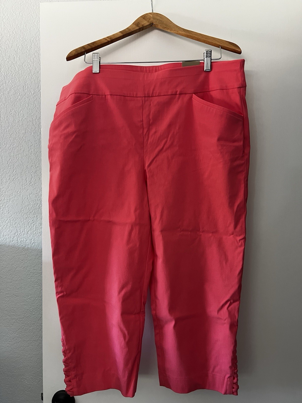 NWT Chico’s Size 3.5 L 18 coral Perfect Stretch Josie Lattice Hem Capri Pant