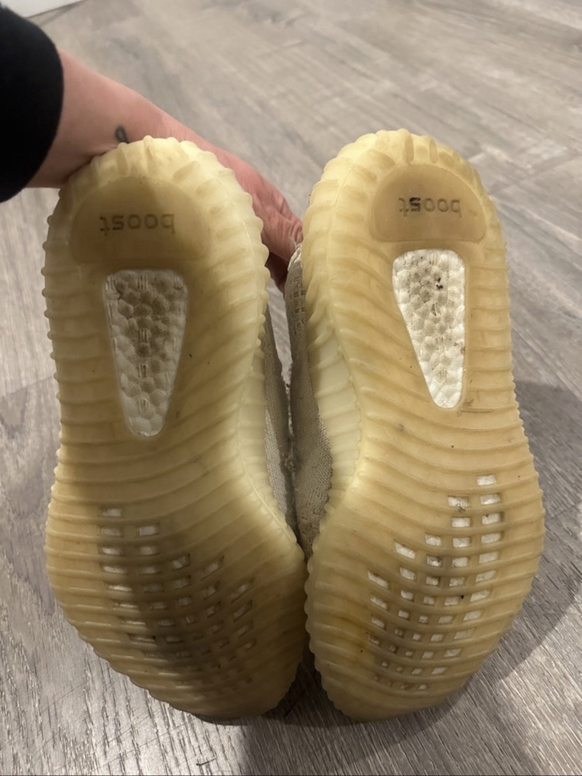 Yeezy Boost 350 V2 Men’s Beige Primeknit Low Top Lace-Up Cushioned Sneaker