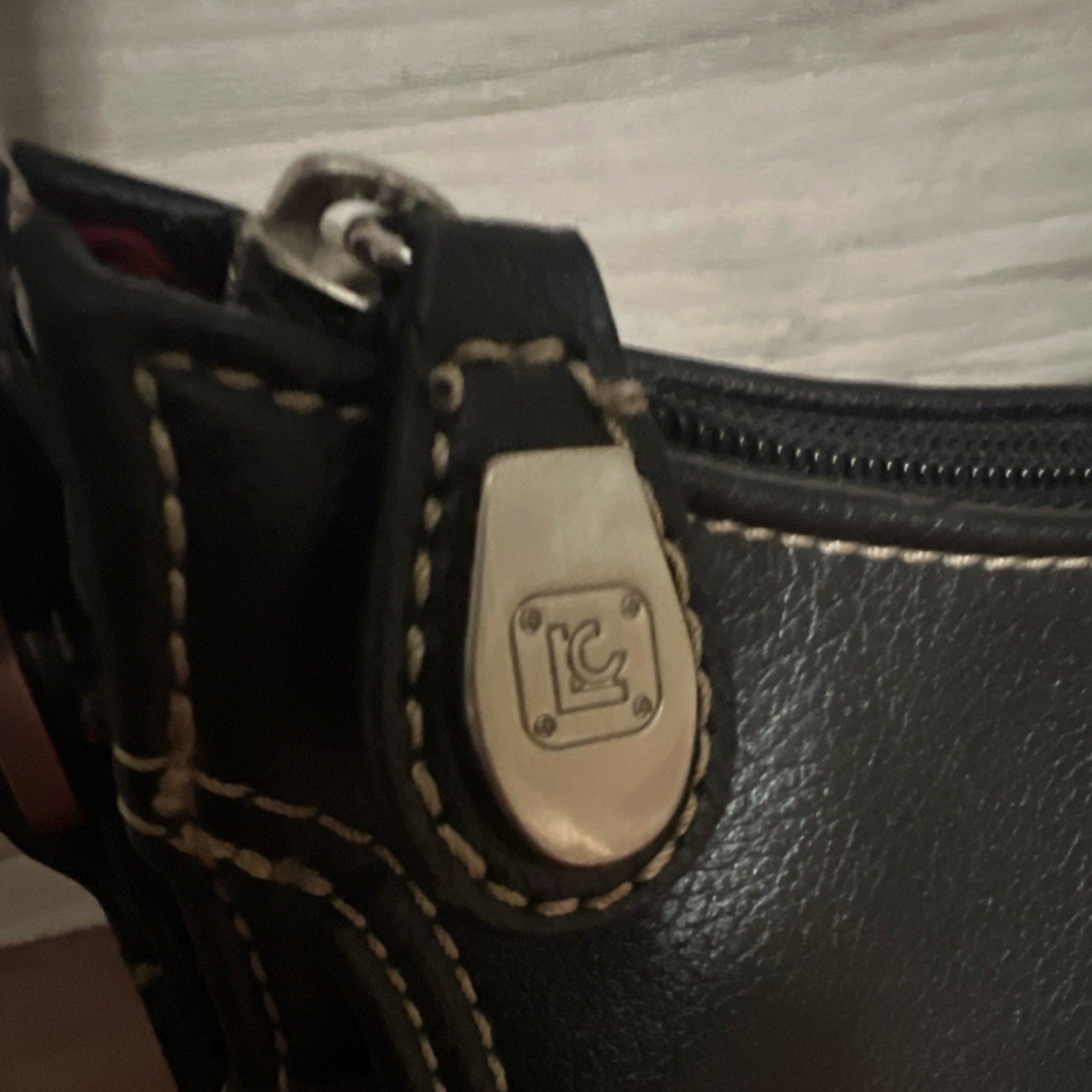 Liz Claiborne Black Shoulder Bag Contrast Stitching Logo Plate Red Lining Women