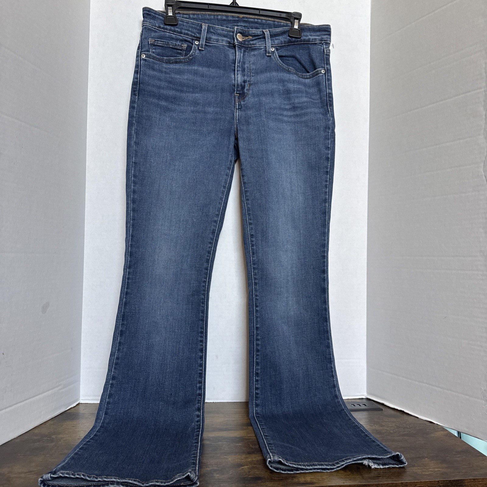 Levis Straight Leg Jeans Womens W29 x L32 Medium Wash Blue Denim 92% Cotton